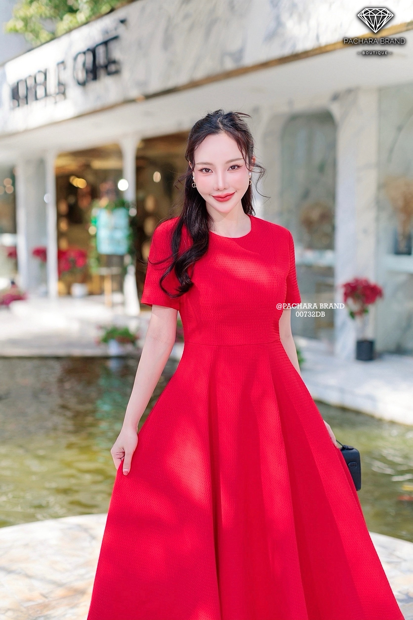 เดรสยาวคอกลมแขนสั้นสีแดง ช่วงเอวตีเกร็ดเข้ารูป ชายกระโปรงบานเป็นทรงสวยมาก เนื้อผ้าหนามีเท็กเจอร์ทอลายนูนสวย งานซิปด้านหลัง มีซับในอัดกาวอย่างดี รุ่นนี้ใส่ชิลล์ถ่ายรูปสวยได้ทุกโอกาสเลยนะคะ #PACHARABRAND