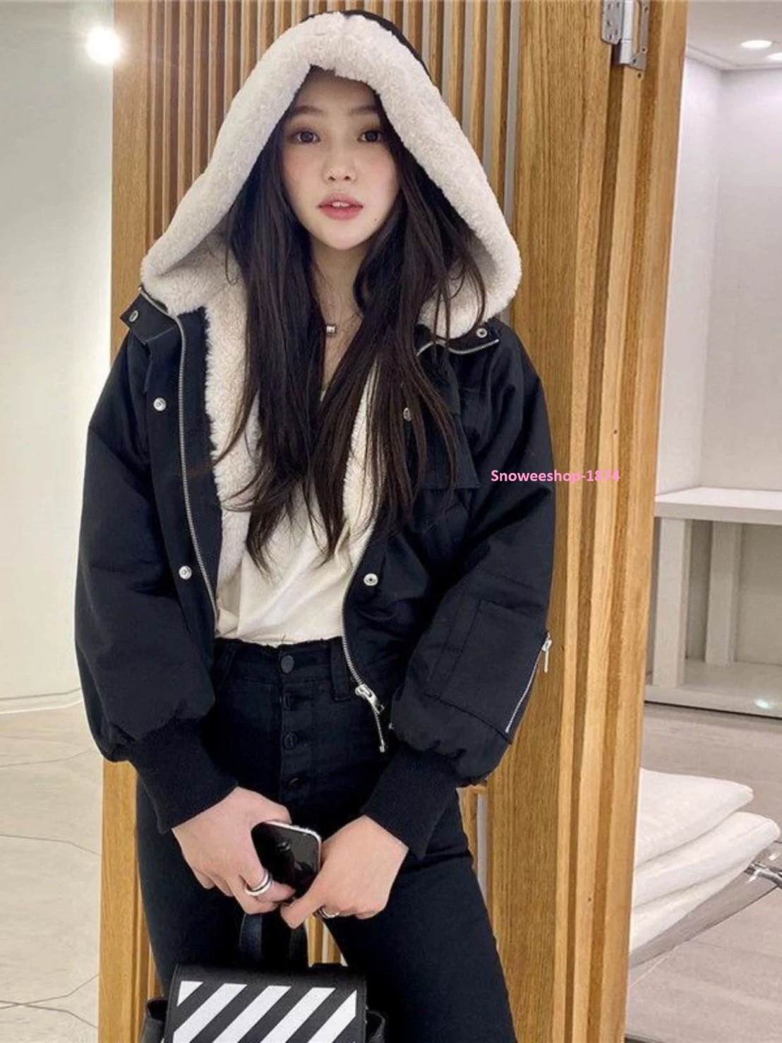 แจ็คเก็ตกำมะหยี่ของผู้หญิง แจ็คเก็ตกันหนาวสไตล์เกาหลี ออกแบบทรงโอเวอร์ไซพร้อมหมวกฮู้ดกำมะหยี่ สำหรับใส่กันหนาว กันลม กันหิมะ กันหยดน้ำ แจ็คเก็ตตัวสั้นสวมใส่สบาย นุ่มนิ่มทั้งตัว มาพร้อม 4 เฉดสี