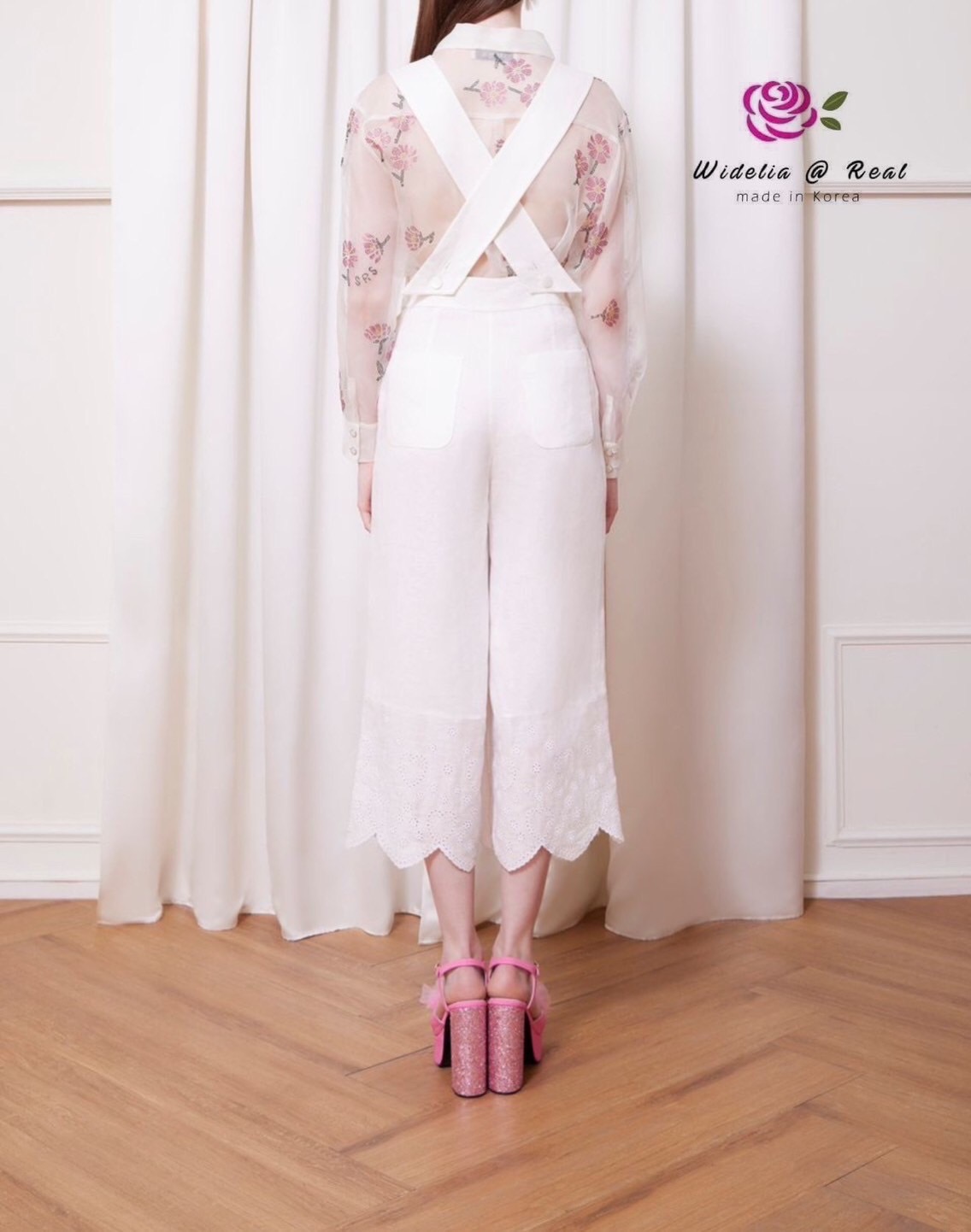 Set เซ็ตจั้มสูทขา 5 ส่วน ทรงสวยเนื้อผ้าอย่างดี ช่วงอกเก๋ไก๋ด้วยระบายหัวใจปักฉลุลายสวยเก๋ ท่อนขาทรงตรงขากระบอกปลายขาต่อชิ้นผ้าปักฉลุลายเก๋ มาพร้อมกับเสื้อยืดเนื้อผ้า Cotton เนื้อนุ่มอย่างดี งานเทียบเท่า 1:1 งานทรงสวยใส่แล้วหุ่นดี แนะนำเลยจ้า รับรองใส่ออกมา