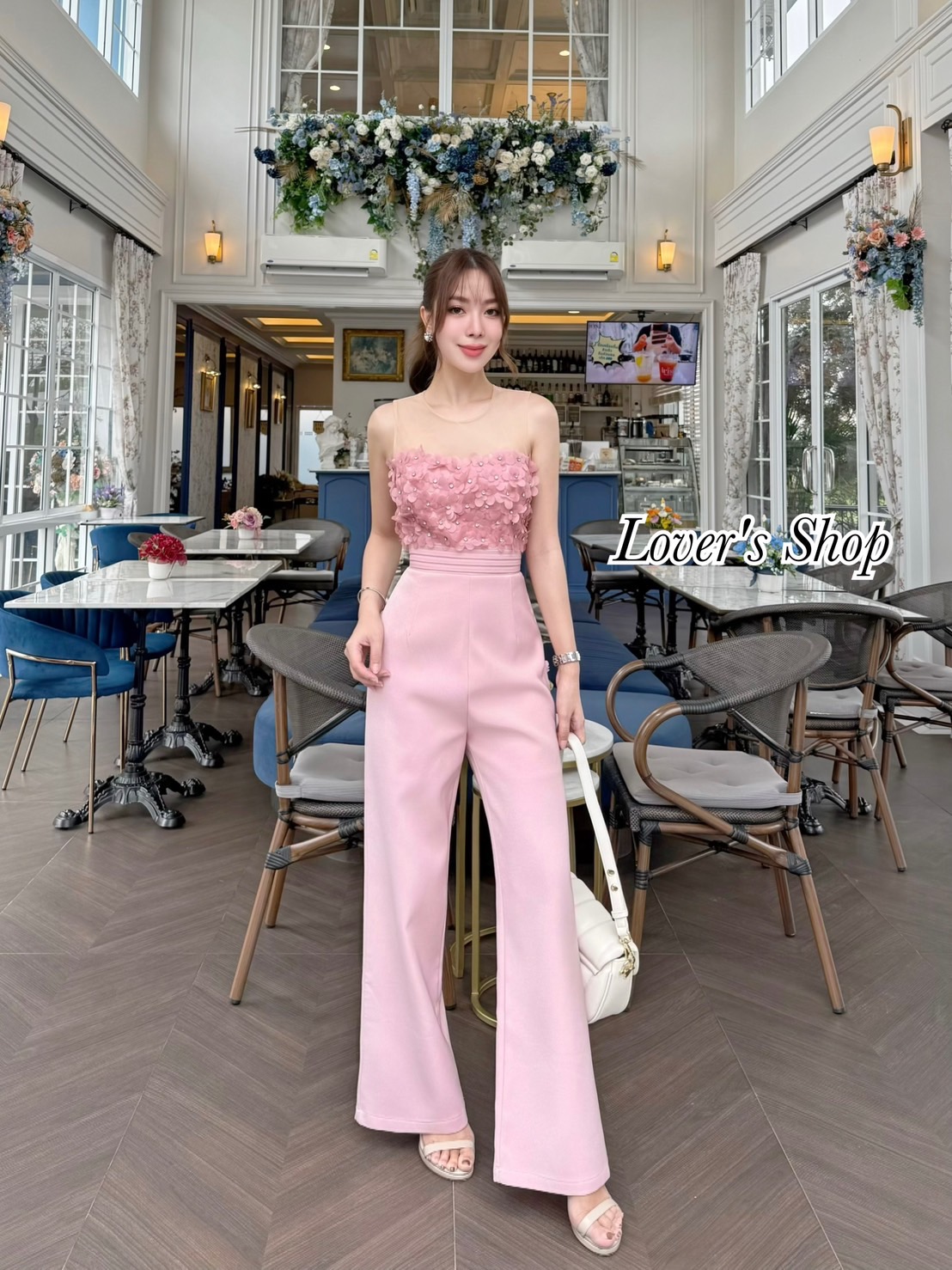 Teg : Lover’s Shop Detail : จั้มสูทกางเกงขายาว ยกดอกไม้มาให้ทั้งทุ้งเลยค้า เป็นจั้มสูทที่ได้ทั้งลุคหวานและเปรี้ยวลงตัวสุดๆ ดีเทลช่วงอกแต่งดอกไม้3D แต่งด้วยเกสรเพชร เป็นงานเย็บนะคะ ไม่หลุดง่าย ช่วงบ่าใช้ผ้ามุ้งซีทรู เวลาใส่คล้ายเกาะอก เอวตีเกล็ดมาให้