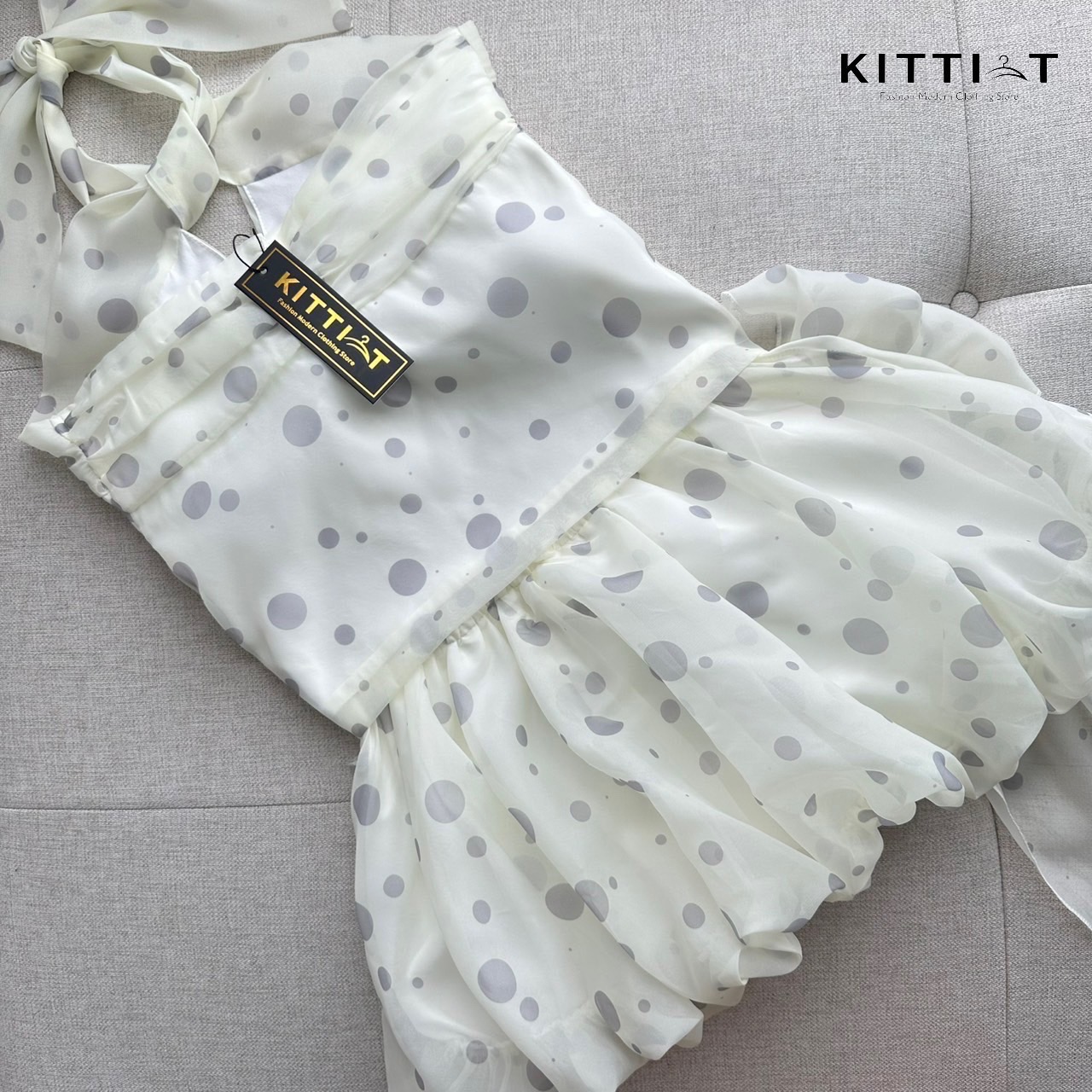 Set (2) ชิ้น เสื้อ+กระโปรง น้องคือความน่ารักของทุกคน ตัวเสื้อเป็นทรง คล้องคอ ผูกน้องโบ มีฟองน้ำเสริมอก กระโปรง ทรงบอลลูน น่ารักมากมาย ทรงสวย พองกำลังดี มีซับในเป็นกางเกง น้องจุดคือชุดที่ไม่เลยทำให้สาวๆ ผิดหวัง