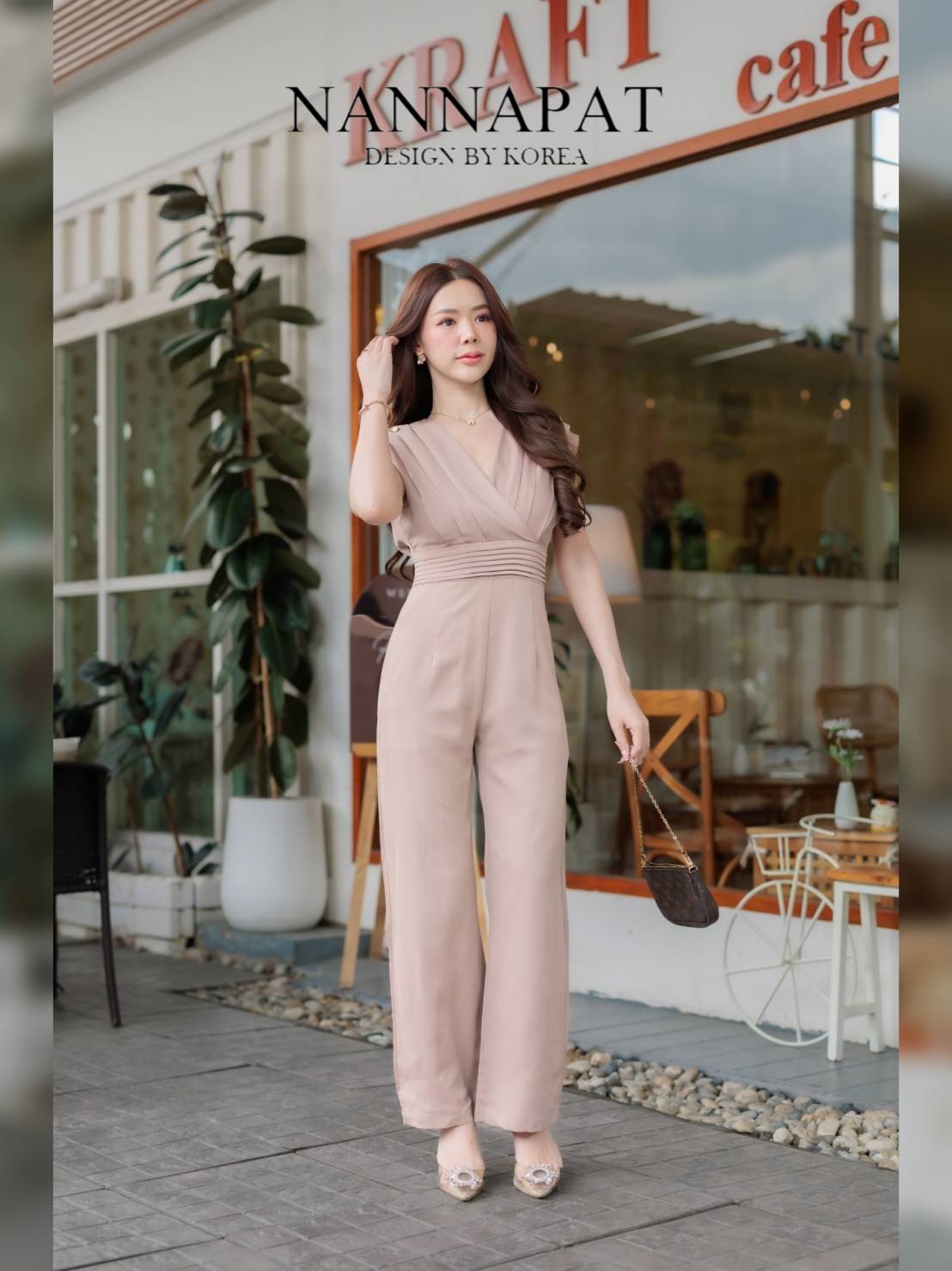 งานจั้มสูท เรียบหรูดูดีสุดๆ ใส่ได้ทุกโอกาสเลยคะ จะช็อปปิ้ง ทานข้าว ดินเนอร์หรูๆ เพราะตัวชุดดีไซน์ออกมาได้ดูดีมากๆ ตัวผ้าซาติน หนานุ่มใส่สบาย มีซับในอย่างดี งานซิปหลัง แต่ดีเทลไหล่สวยลงตัว เข้ารูปเก็บทรงสวย มีกระเป๋าข้างให้ด้วยนะคะ คุณภาพเกินราคาจริงๆ งานด
