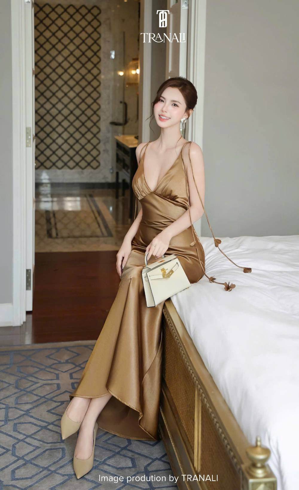 เดรสยาวผูกไหล่แต่งดอกไม้ เนื้อผ้าซาตินหนาทิ้งตัว ใส่แล้วดูเพรียว ผ้าพรีเมี่ยมเนื้อเงาวาวเย็นลื่น ดูแพงมาก คัตติ้งสวยเข้ารูปชายพริ้วบานออก ทรงสวยมาก เดรสออกงานคลาสสิค ควรมีติดตู้