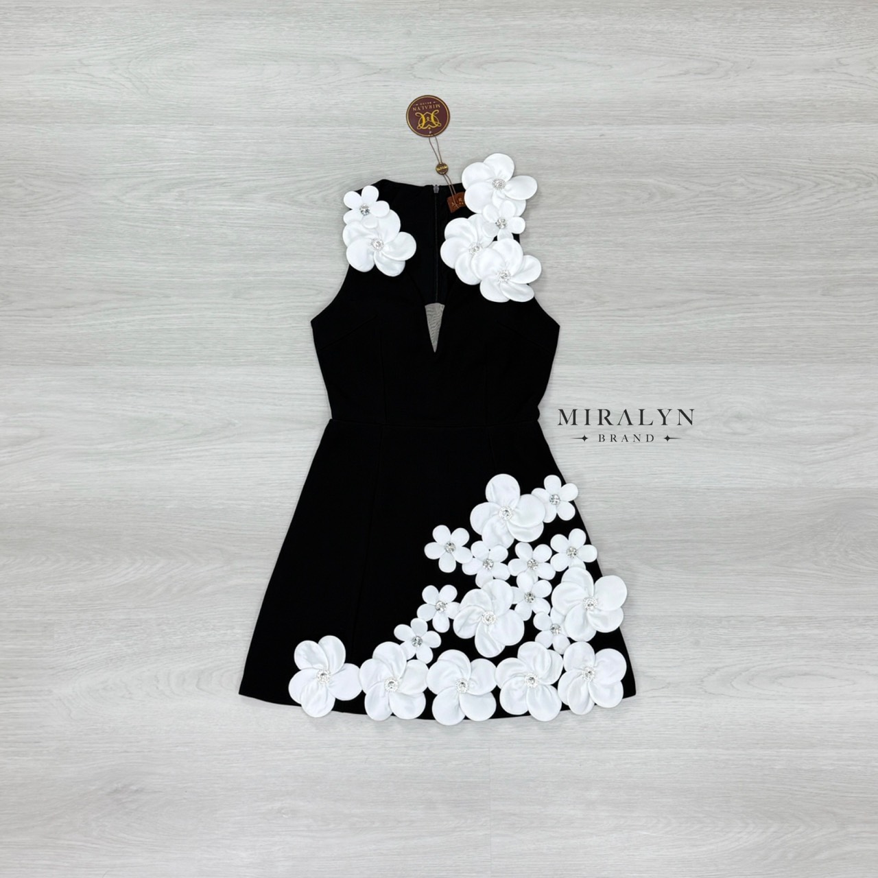 เดรสสีดำแขนกุดคอวีแต่งดีเทลด้วยดอกไม้เพชรสีขาวดอกเล็กใหญ่สลับกันที่บ่ากระโปรงสวยหรูมาก ช่วงอกมีฟองน้ำเสริมทรงดีเทลชุดเข้ารูปช่วงปลายบานเล็กน้อยงานผ้าดีมีซับและซิปด้านหลัง