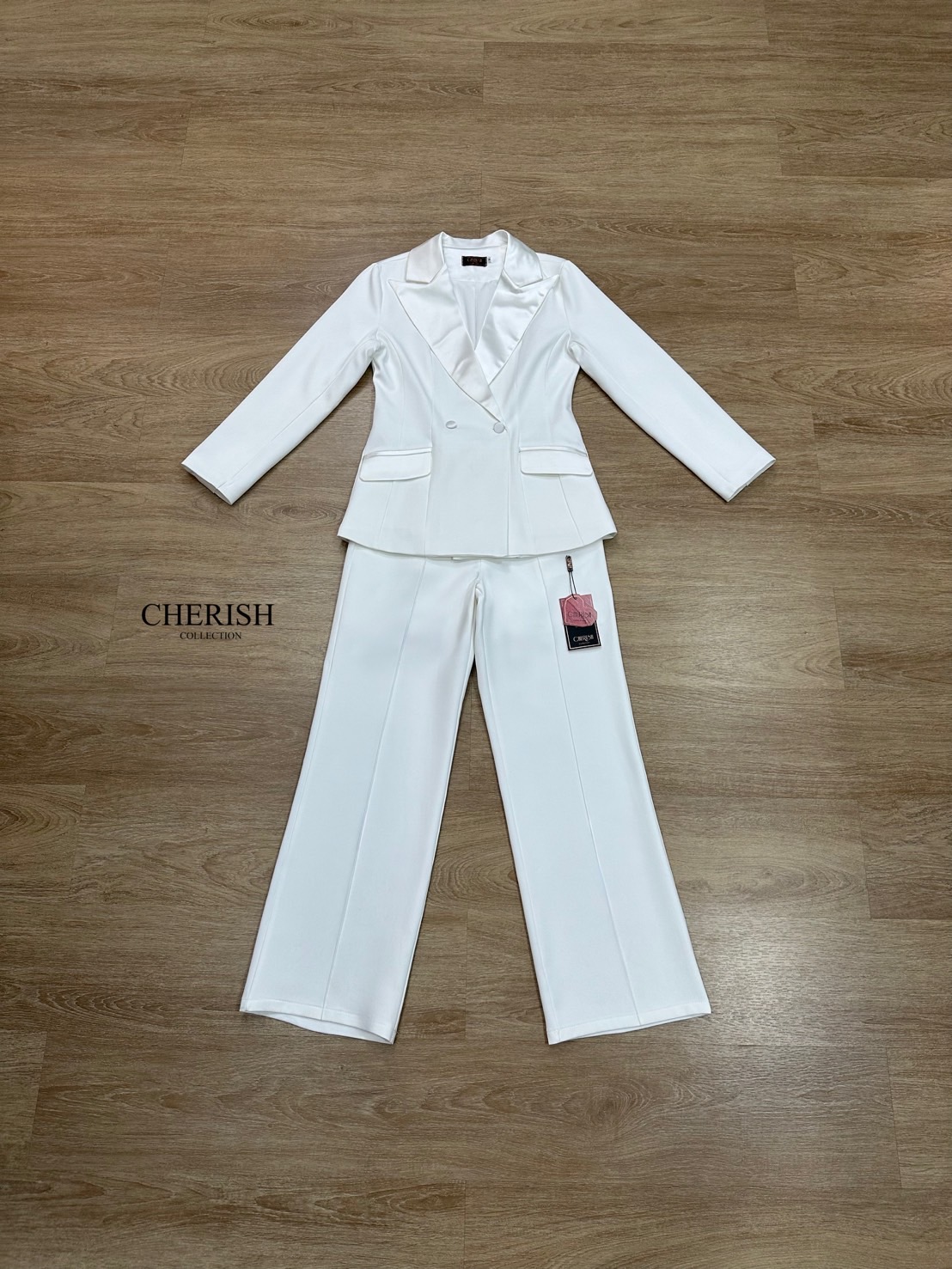 Setsuit เสื้อ+กางเกง ที่เรียบหรูดูแพง ทรงสวย ใช้ผ้าดี ตัวเสื้อสูทแขนยาวคอปกช่วงคอและกระเป๋าตกแต่งผ้าซาติน ตัวกางเกงเอวสูงขากระบอกใส่แล้วขาดูเรียวยาวสุดๆ ชุดนี้ใส่แล้วเด่นสุดๆ ต้องมีสักชุดแล้วนะคะ