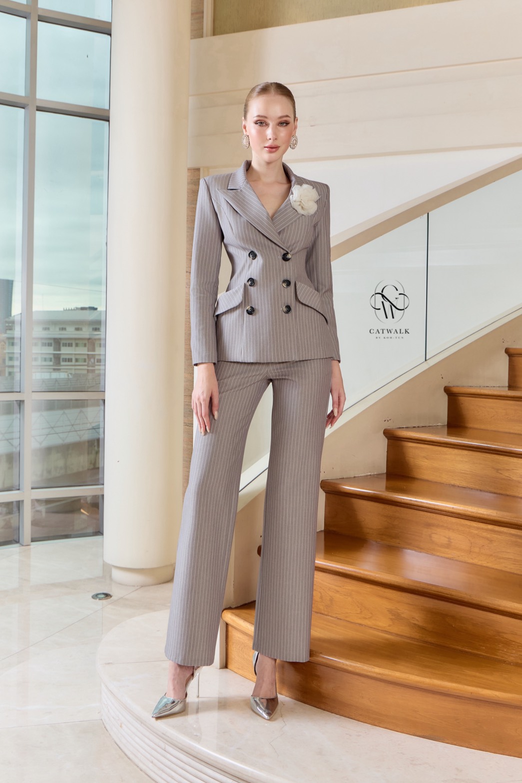 เซตสูทลายทาง+เข็มกลัดดอกไม้+กางเกงขายาวทรงสวย เนื้อผ้าเกรดเอ ทอลายในตัว ตัวสูทเป็นทรงเข้ารูป แต่งกระดุมด้านหน้า 6 เม็ด มีกระเป๋า 2 ข้างใช้งานได้จริง มีเข็มกลัดดอกไม้ สีดอกไม้จะเป็นสีตามลายเส้นของตัวชุด มาคู่กับกางเกงขายาวทรงสวย ใช้ผ้าเนื้อเดียวกับตัวสูท เ