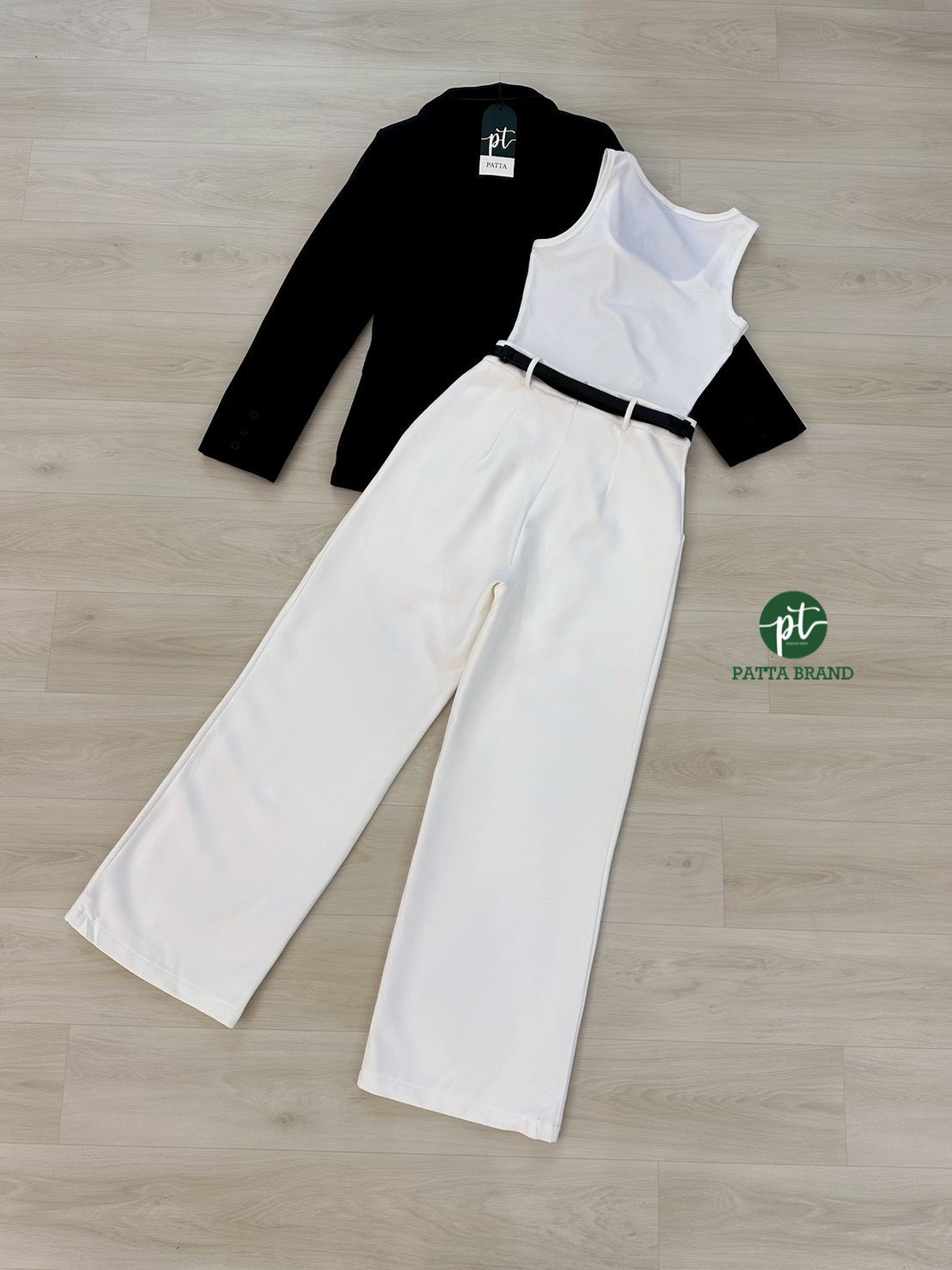 Detail : Set 3 ชิ้น เสื้อคลุม+เสื้อกล้าม+กางเกงขายาว เสื้อคลุมเบเซอร์สีดำ แขนยาว กระดุมหน้า2เม็ด กระเป๋าใช้งานได้จริง มาพร้อมเสื้อครอปแขนกุดสีขาว แมทซ์กับกางเกงขายาวสีขาว ทรงขาใหญ่ ดีเทลแต่งจับจีบหน้า กระเป๋าหน้าใช้งานได้จริง มีตะขอ ซิปหน้า มาพร้อมเข็มขัด