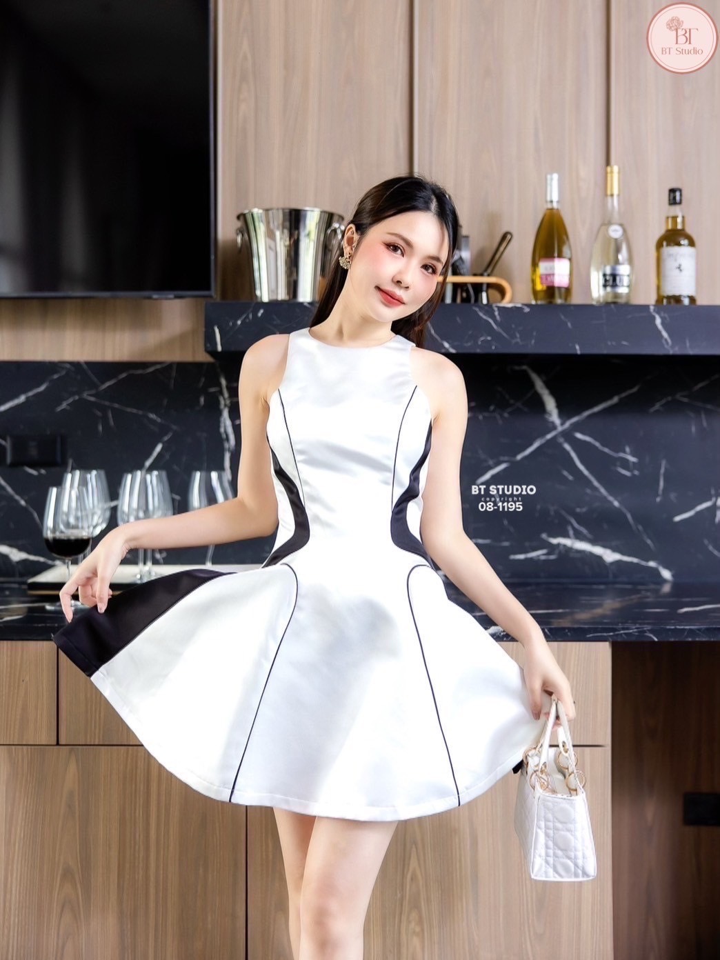 เดรสสั้นแขนกุด ด้านหลังเว้าแต่งสายสีขาว ดีเทลแต่งลายสีดำตัดขอบเว้า แต่งกุ้นเส้นเล็กๆ พรางหุ่นสุดๆ ช่วงอกเสริมฟองน้ำ ตัวกระโปรงบานออก ซิปหลัง มีซับใน เนื้อผ้ามันเงาใส่แล้วออร่าม๊ากก งานสวยคุณค่าที่เราคู่ควรคร้า #BTstudio #ป้ายBt #แบรนด์บีที #งานป้ายBtstudi