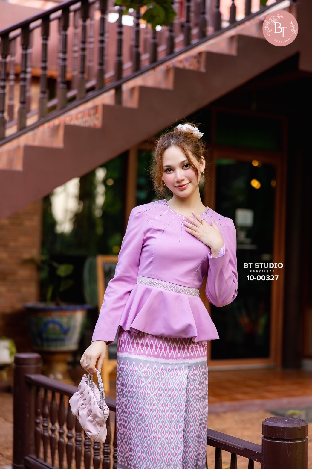 TAG : BT STUDIO DETAIL : ชุดเสื้อแขนยาวคอกลมช่วงคอแต่งเพชรเรียงกระจายเอวแต่งกุ้นขอบมุกเรียงแถวปลายชายแต่งระบายบานออกเล็กน้อย ซิปหลัง มาพร้อมกระโปรงผ้าถุงพิมพ์ลายประยุกต์งานสวยเนื้อผ้าดีคัตติ๊งสวยมีซับในค่ะ