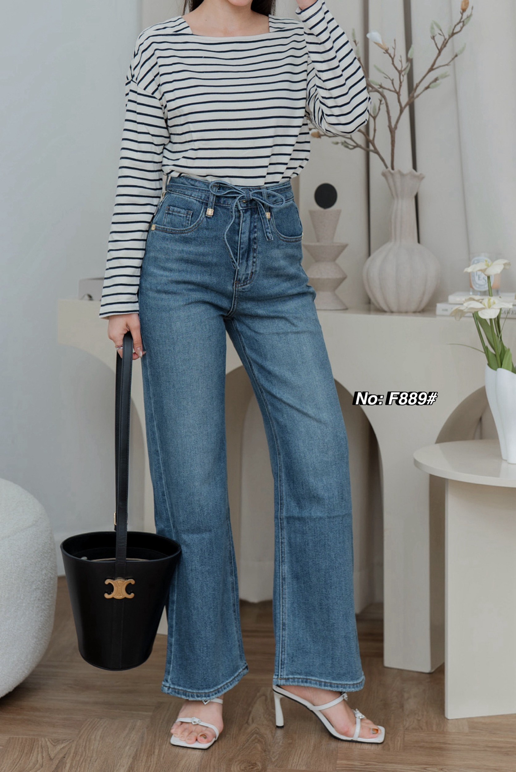 No. RGF889# -กางเกงยีนส์ขากระบอก ทรงขาตรง เอวสูง （ผ้ายืด) บอกเลยรุ่นนี้เนื้อผ้ายีนส์ยืดอย่างดี ผ้านิ่มมากกกค่ะ ฟอกสีสวย ใส่สบายมว๊ากก ดีเทลขอบเอวหน้าสวยเก๋ พร้อมด้วยป้ายหนัง น่ารักมากๆ