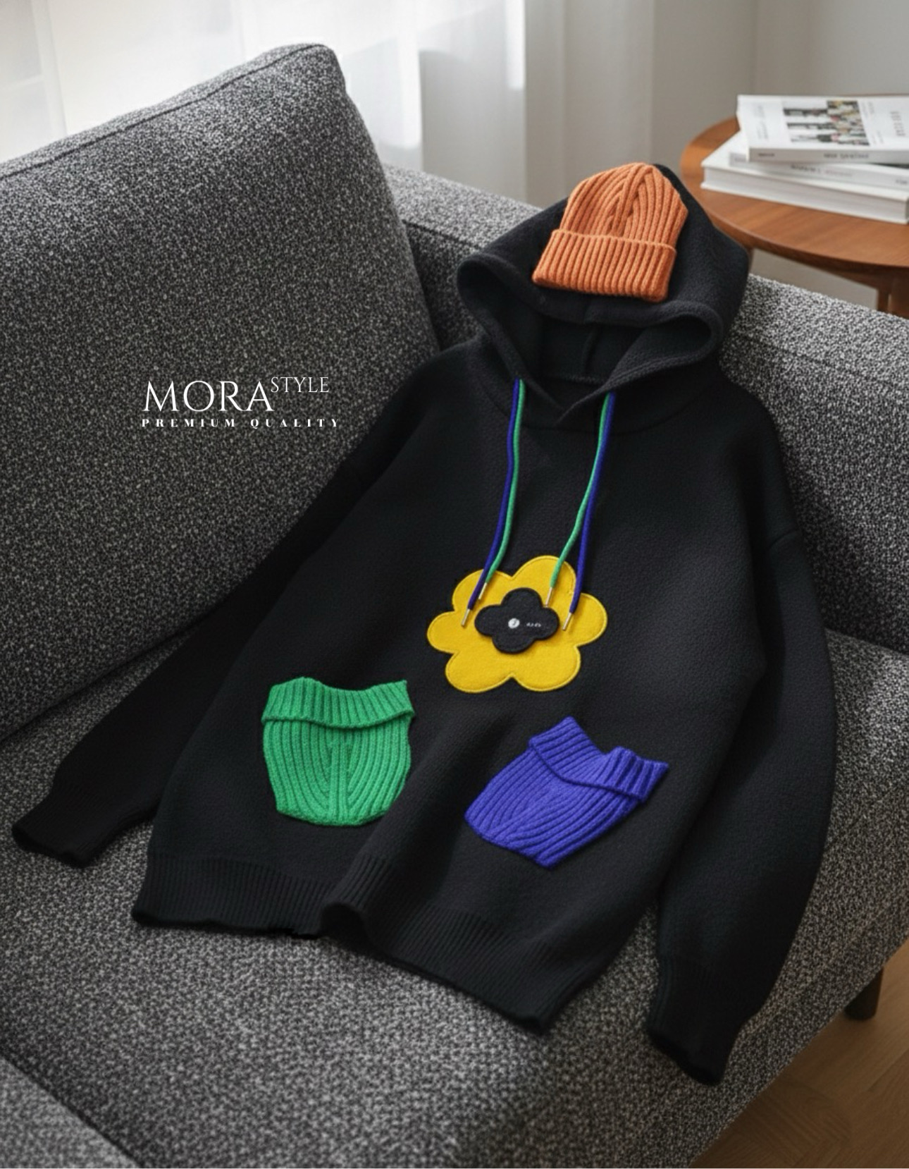 เสื้อสเวตเอตร์แขนยาวมีฮูทหมวก แต่งดอกไม้และกระเป๋าน่ารักมากกกก ใส่แมทง่าย กันหนาวได้ ตรงตรีมปีใหม่เลยค่าา เป็นอีกรุ่นที่ปีใหม่นี้ต้องมีนะค่าา