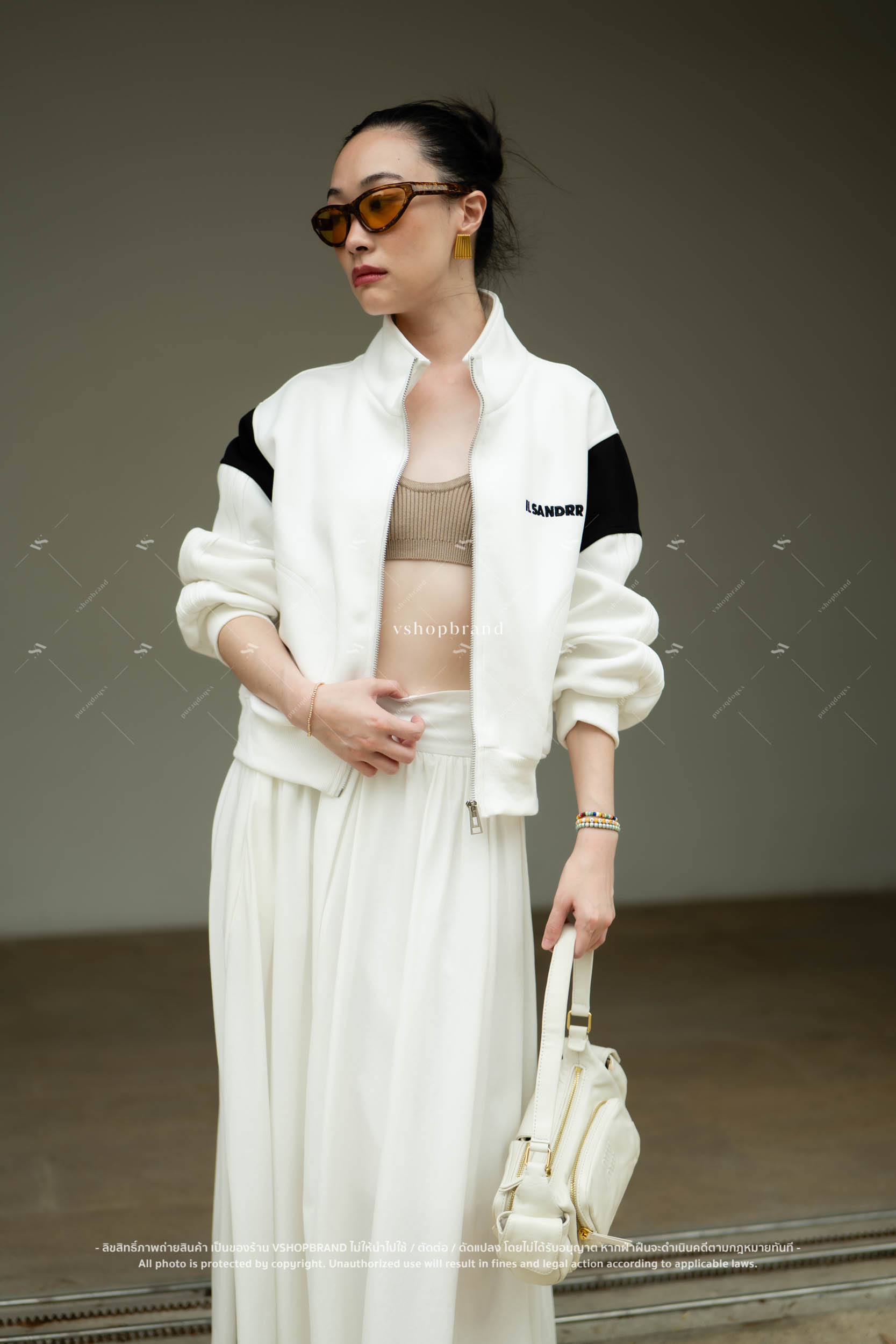แจ็คเก็ตแถบแขนปัก ILSANDRR #vshopbrand #vshop #เสื้อกันหนาว #คาดิแกน #เสื้อคลุม #เสื้อแขนยาว #croptop #streetwear #streetstyle #hoodiejacket #เสื้อเบสบอล #เแจ็คเก็ต #jacket #ยีนส์ #denim #shirt #เชิ้ตยีนส์