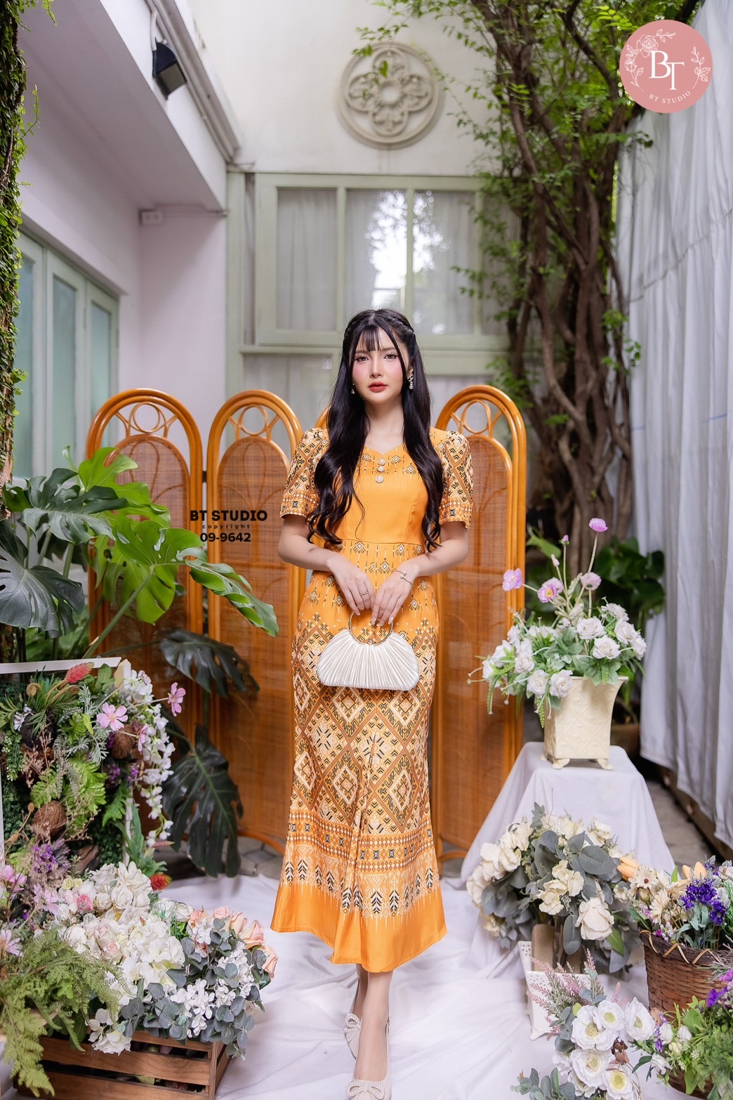 เดรสยาวผ้าไทยดีเทลแต่งคอเว้าเล็กน้อย แขนสั้น แต่งกระดุมมุก 3 เม็ดเรียงกัน ดีไซส์ผ้าพิมพ์ลายไทยประยุกต์ งานสวยเนื้อผ้าดีมีซับในคัตติ๊งสวยจ้า