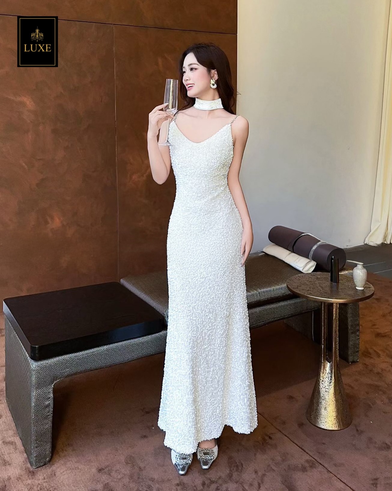 เดรสเสื้อสายเดี่ยว กระโปรงยาวทางเอ ☑️ชุดทำจากผ้ายืดปักเลื่อม ยืดหยุ่น สายทำจากโซ่ประดับมุก ☑️มีซิปซ่อนและซับในอย่างดี