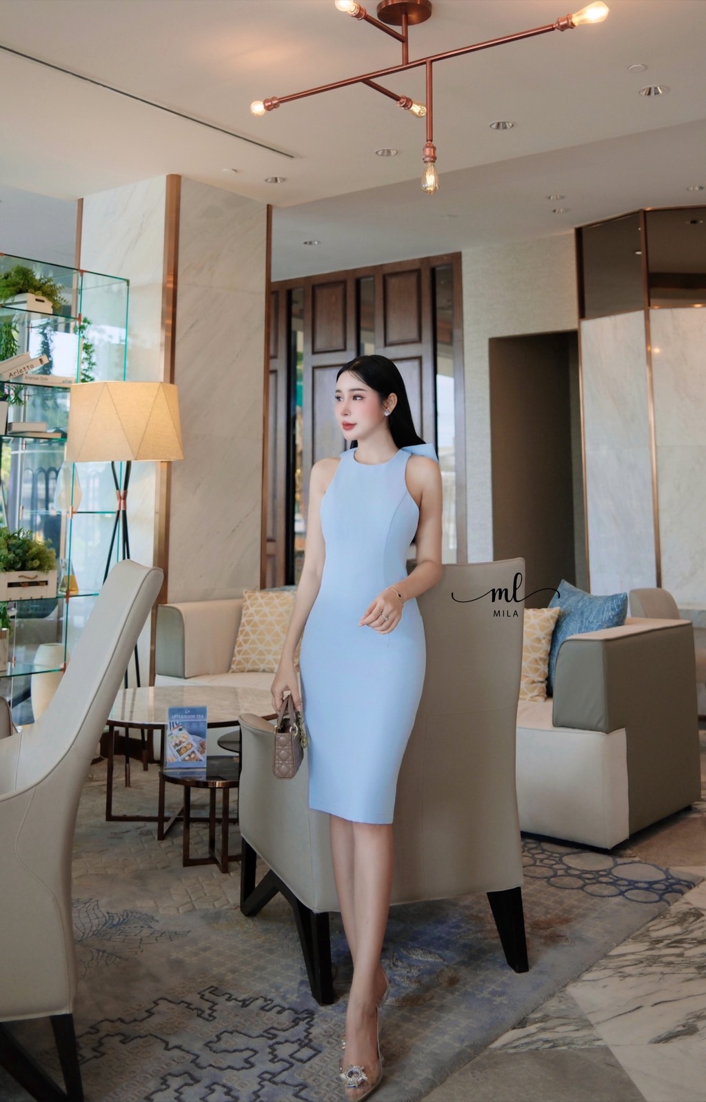 เดรสแขนกุดคอกลมสีฟ้า ดีไซน์โชว์ด้านหลังตรงคอด้านหลังมีกระดุม2เม็ดและแต่งด้วยโบว์ใหญ่เย็บติดแกะไม่ได้( เดรสเสริมฟองน้ำซิปหลังซ่อนอย่างดี ) ตัวเดรสทรงเข้ารูป ตีเกร็ดหน้ายาวทั้งตัว ผ่าด้านหลังชายกระโปรงเล็กน้อย เนื้อผ้าดีมีซับในทั้งตัว สวยหวานมากๆค่ะ