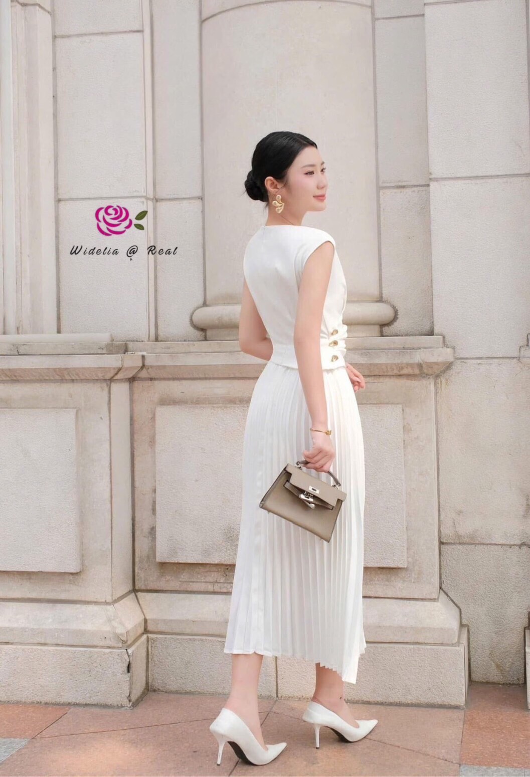 Set เสื้อแขนกุดกับกระโปรงยาวอัดพลัท ชุดนี้น่ารักมากๆ งานสวยหรูดูแพงสุดๆ ตัวเสื้อเย็บจีบแต่งกระดุมช่วงเอว กระโปรงอัดพลีทมาอย่างดี งานเนื้อผ้าดีมีน้ำหนักค่ะ ทรงสวยเป๊ะมากๆ รุ่นนี้คือสวยเลย