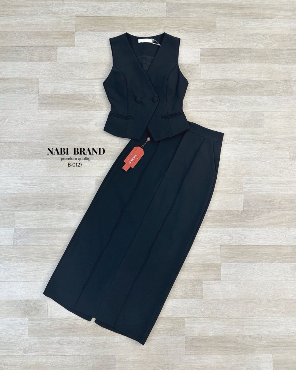 ชุดเซ็ตเสื้อแขนกุดคอV ดีไซน์สวยหรูด้านหน้าแต่งกระดุม มีสายปรับขนาดด้านหลัง มาคู่กระโปรงยาวเอวสูง ผ่าหลัง เย็บเกล็ด 2เส้นด้านหน้า ทำให้ดูหรู ไม่เชย งานมีซับ มีบราอย่างดี ที่สำคัญผ้าเกรด Premium อยู่ทรง สามารถใส่ออกงาน ใส่เดินห้าง ช้อปปิ้งได้แบบชิวๆ ลุคhi-c