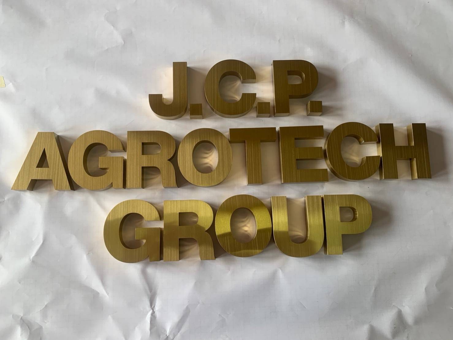 อักษรสแตนเลสหน้าทองแฮร์ไลน์ ยกขอบ 2cm (กั้นหลัง)