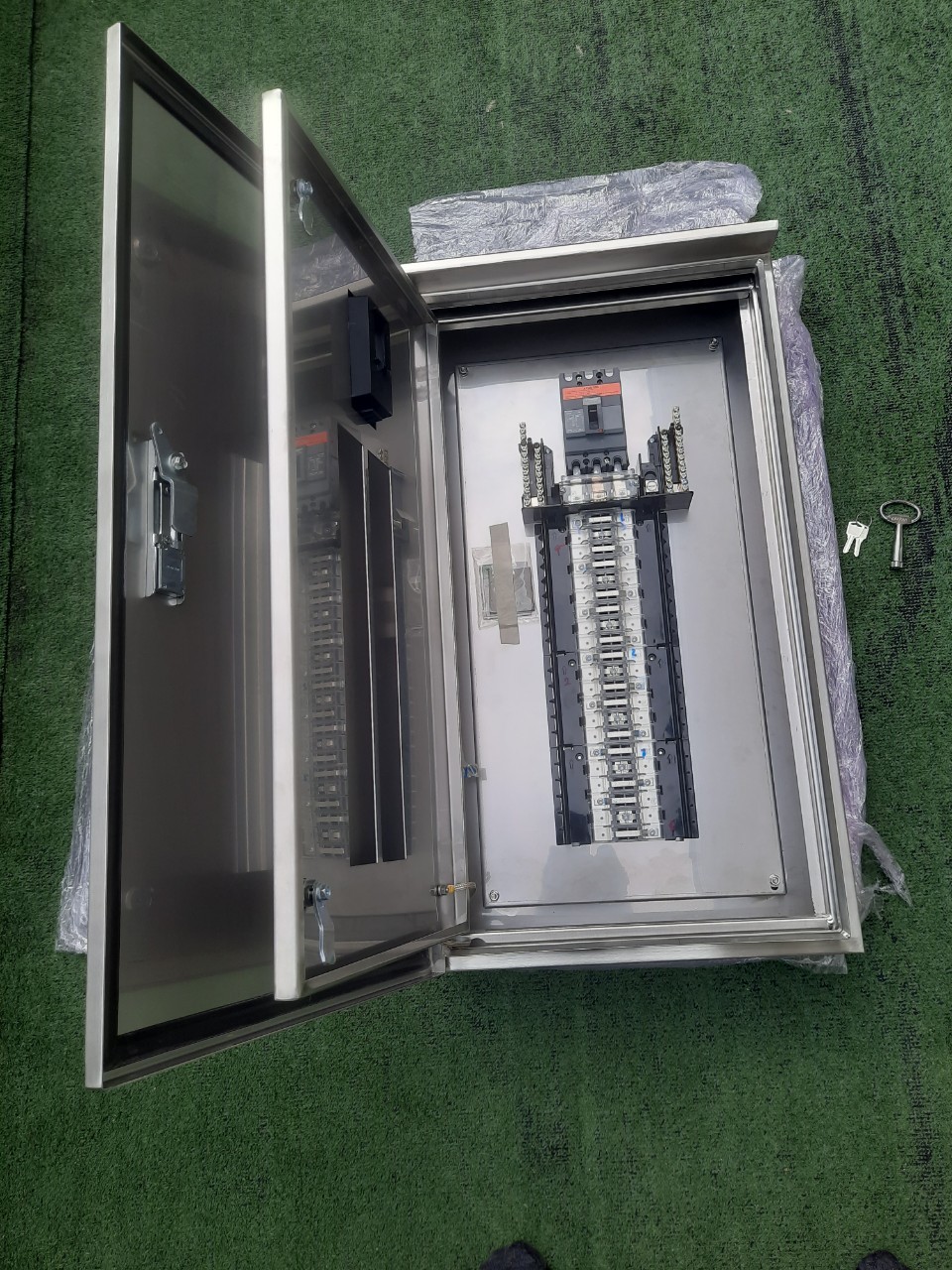 LOAD CENTER 100A ตู้สแตนเลส 304 มีหลังคาสโลป W450xH800xD152mm. (42ช่อง)