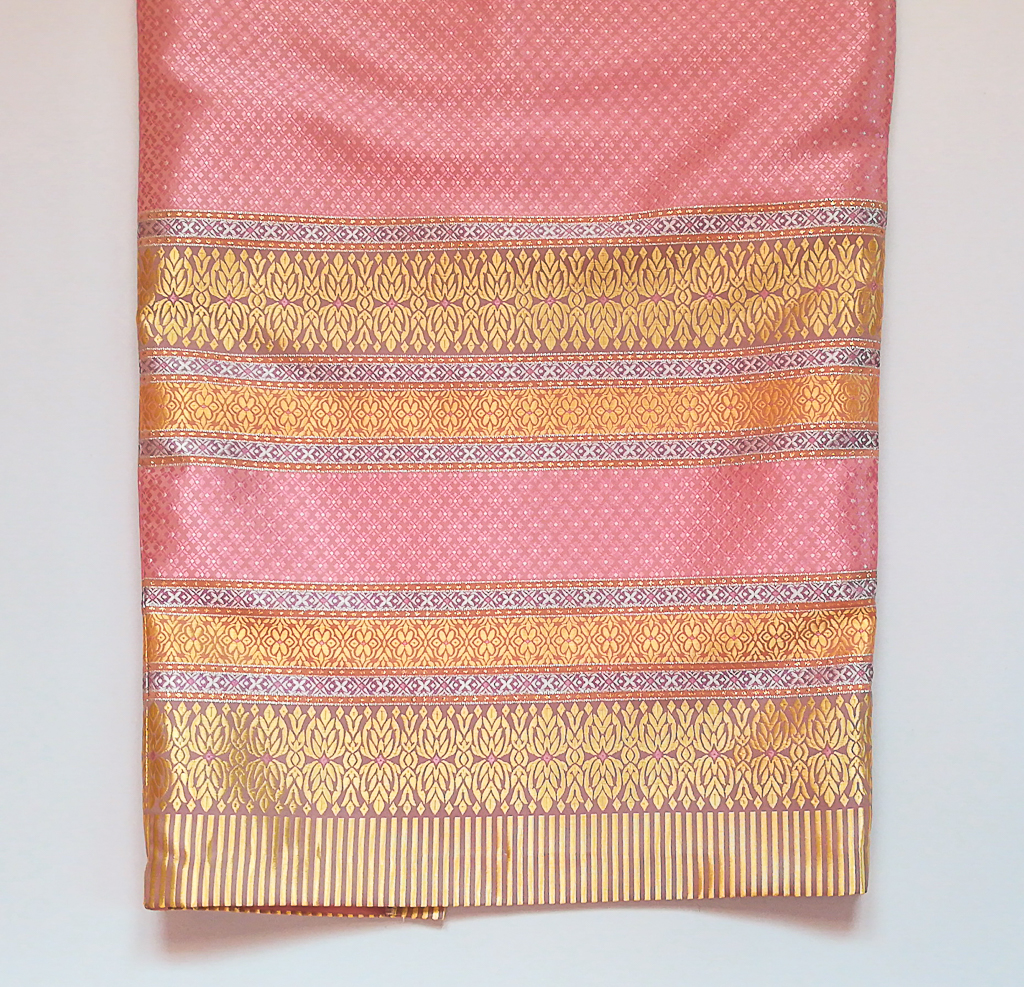 ผ้าถุงไหมสำเร็จรูป (สีชมพูอ่อน ลายสุโขทัย ทรงกระโปรง) งานตัดเย็บประณีต อัดผ้ากาวตามสีของผ้าถุง เนื้องานดีเกรด A (รอบเอว 30 นิ้ว)