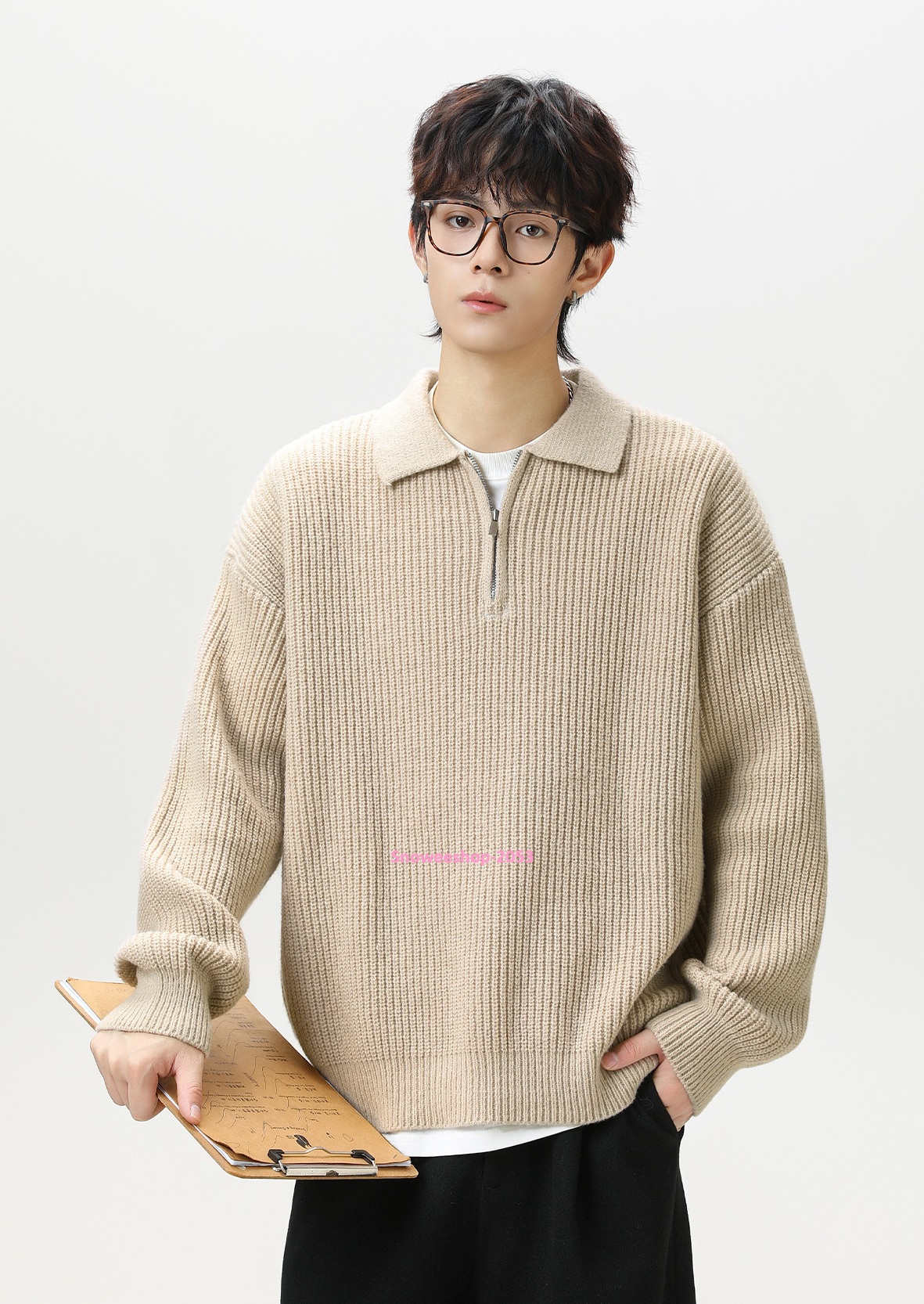 อากาศเย็นๆ ต้องมีตัวนี้ติดตู้ อากาศเย็นๆ ต้องมีตัวนี้ติดตู้ โอเวอร์ไซ ทรงหลวมใส่แล้วดูสบายๆ แต่เท่มาก ผ้าหนานุ่ม อุ่นกำลังดี มีให้เลือก 4 สี ใส่ได้ทุกโทน จะใส่เที่ยวเมืองหนาว หรือเดินเล่นในเมืองก็สไตล์จัดเต็ม