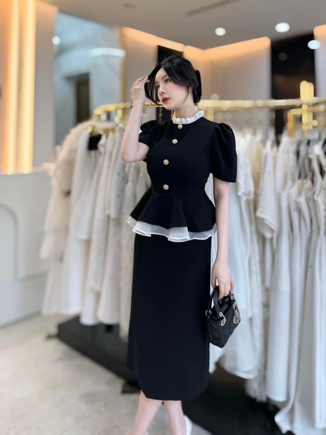 ชุด Set2ชิ้น เสื้อแขนสั้นสีดำทั้งชุด คอกลมแต่งระบาย แต่งระบายผ้าแก้วสีขาวชายเสื้อและแต่งอ่ะไหล่กระดุมทอง (มีซิปหลัง) มาพร้อมกระโปรงทรงสอบดีเทลผ่าหลัง ดีไซน์สวย