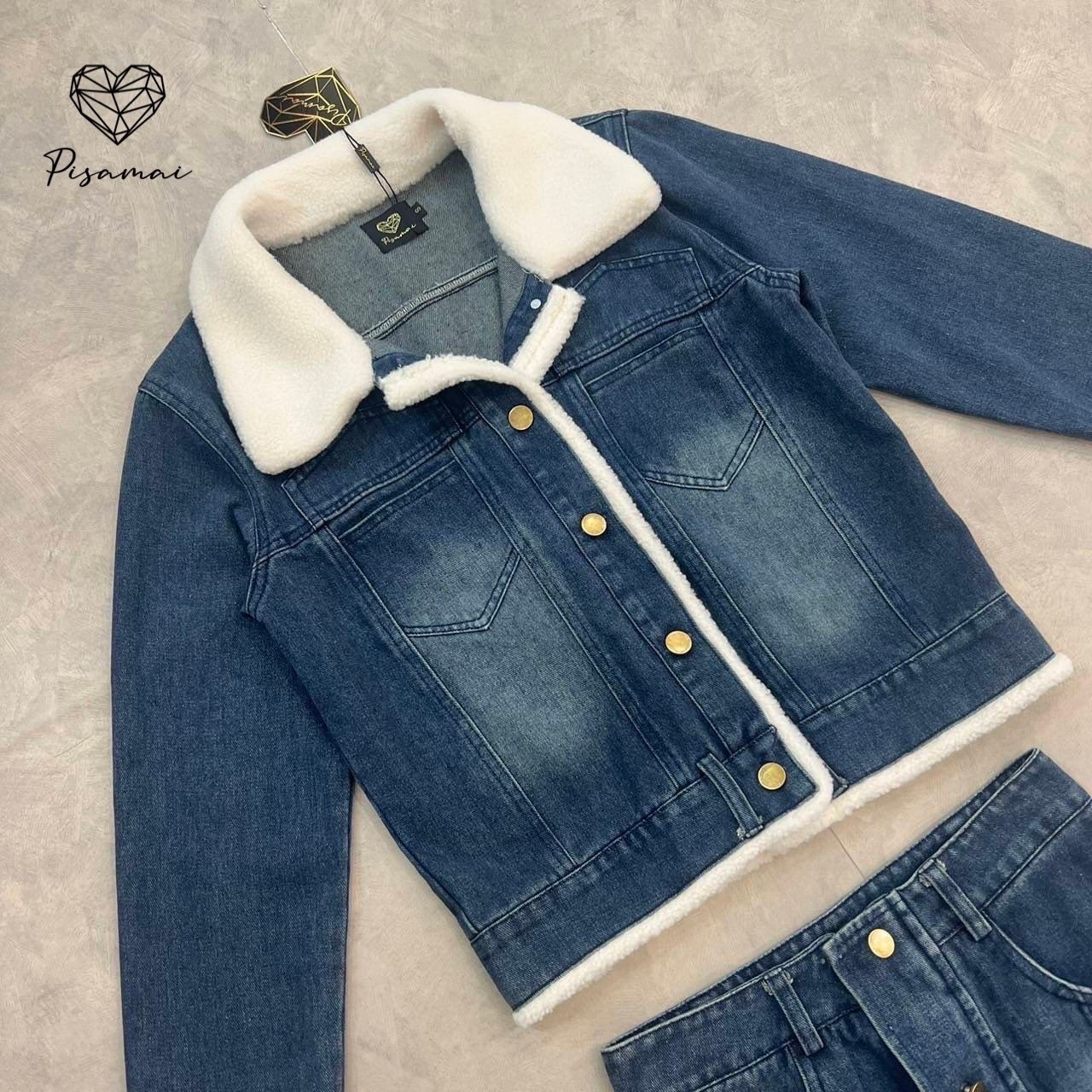 เซ็ตเสื้อแจ็กเก็ตยีนส์สีเข้มแขนยาวแต่งคอปกขนปุยสีขาวขนปุย มาคู่กับกระโปรงสอบตัวสั้นแต่งขนปุยสีขาว ราคานี้มือต้องไวเลยค่า รุ่นนี้ใส่สวย เนื้อผ้าดีมากกกกกกก ห้ามพลาดเลยค่า