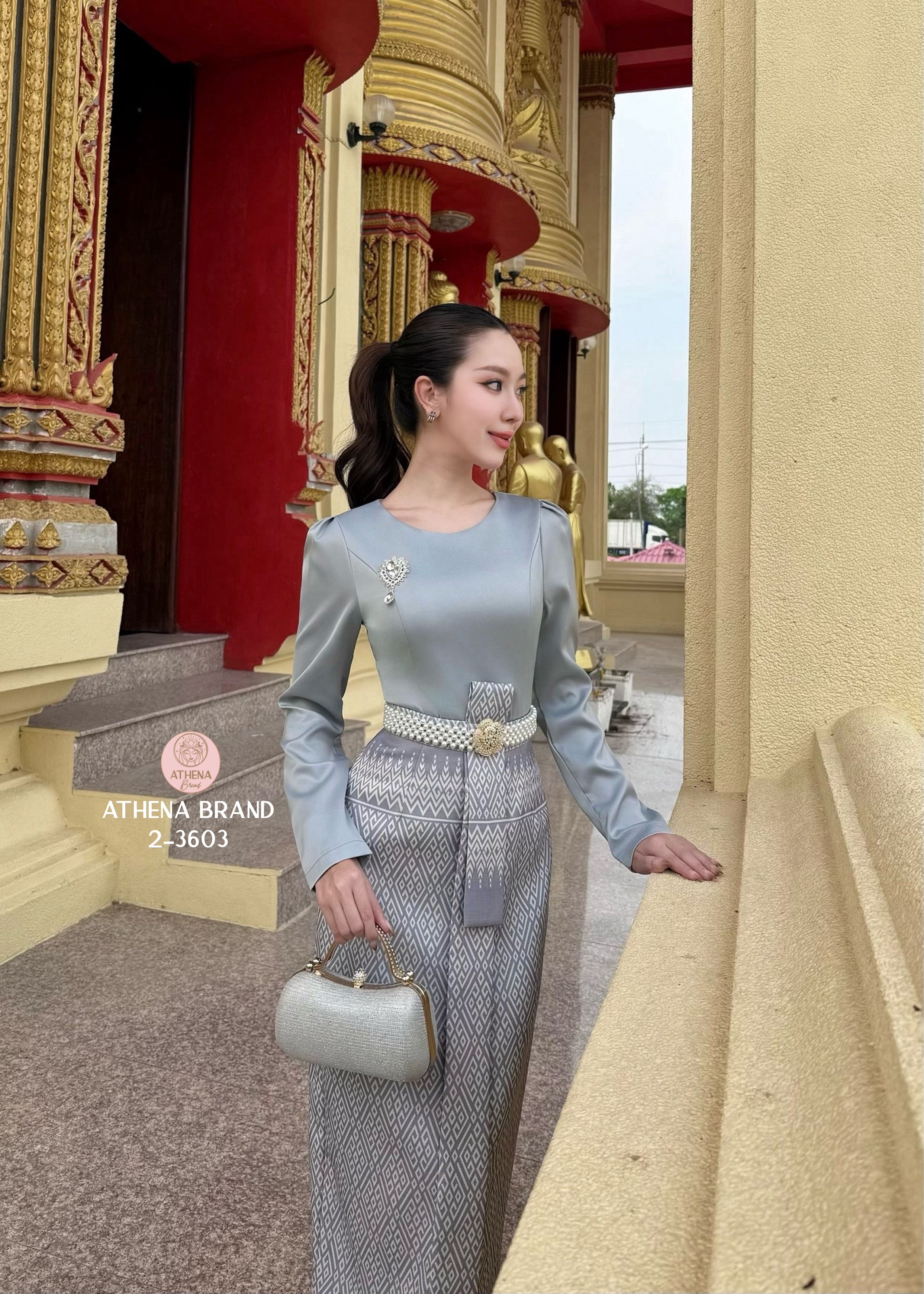 Tag 🔖 :Athena (อธีน่า) Brand Detail :: เสื้อ+กระโปรง+เข็มขัด+เข็มกลัด Set 4 ชิ้นสุดคุ้ม! เสื้อแขนยาวหน้าอกเสริมฟองน้ำจัดทรงสวย ตกแต่งเข็มกลัดเพชร(สามารถถอดออกได้) แมตช์มาคู่กับกระโปรงพิมพ์ลายแต่งทบคล้ายงานผ้าถุงสำเร็จ ชายกระโปรงด้านหลังผ่า เนื้อผ้