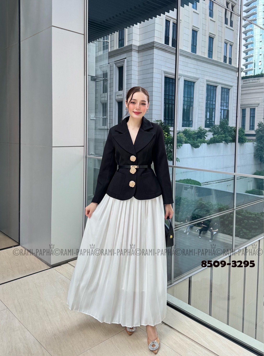 สูท+กระโปรง+เข็มขัด Set.3ชิ้น เสื้อสูทสีดำดีเทลเก๋ กระดุมหน้าสีทองสวยหรูโดดเด่น(กระดุมแป๊ะใช้งานได้จริง ใช้งานง่ายมากค่า) ไหล่เสริมฟองน้ำให้ดูสง่า มีกระเป๋าใช้งานได้จริง ซับในงานสูทอย่างดีทั้งตัว +++มาคู่กับ กระโปรงพลีทขาว มีซับใน ซิปข้าง +++มาคู่กับ พร้อ