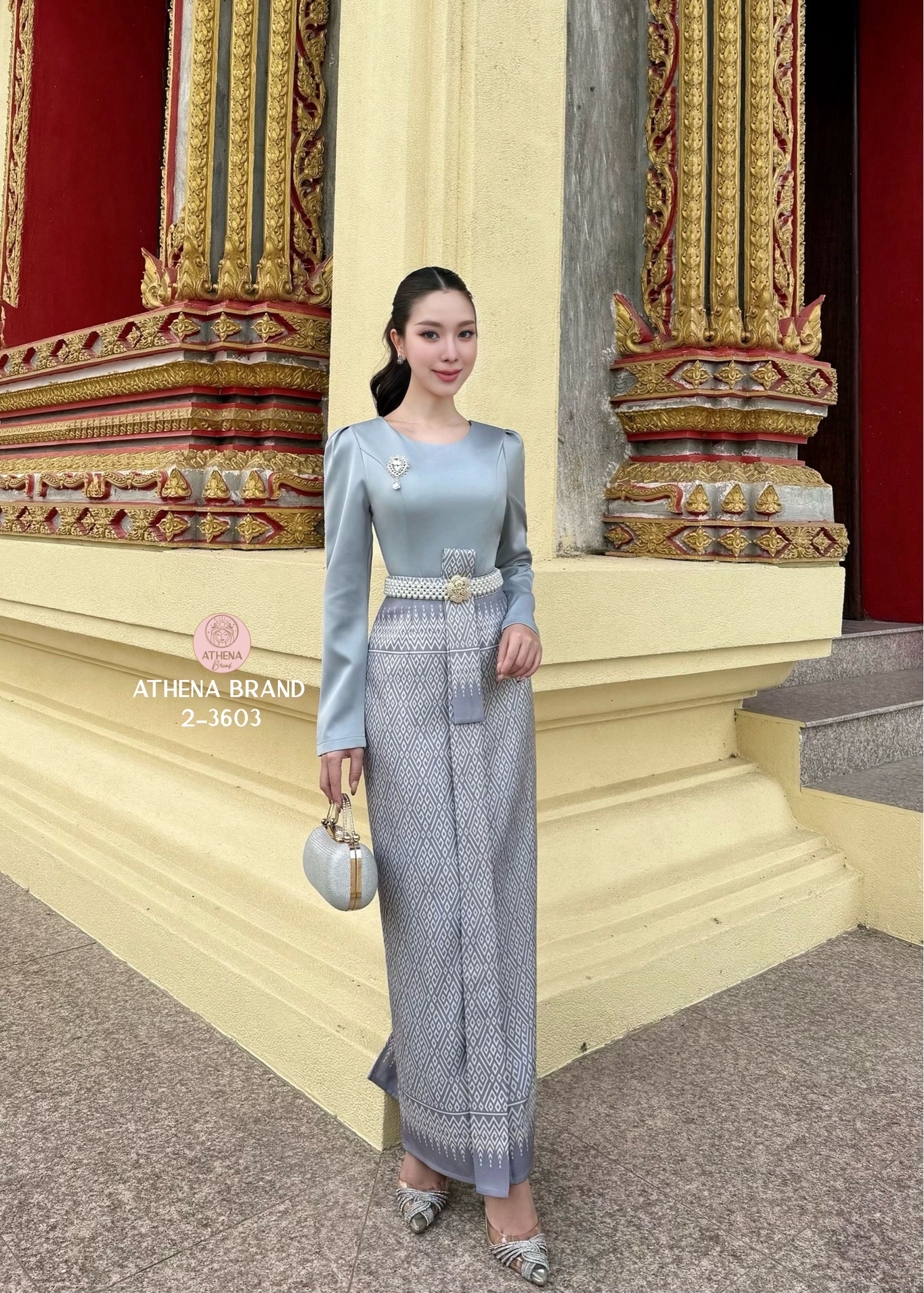 Tag 🔖 :Athena (อธีน่า) Brand Detail :: เสื้อ+กระโปรง+เข็มขัด+เข็มกลัด Set 4 ชิ้นสุดคุ้ม! เสื้อแขนยาวหน้าอกเสริมฟองน้ำจัดทรงสวย ตกแต่งเข็มกลัดเพชร(สามารถถอดออกได้) แมตช์มาคู่กับกระโปรงพิมพ์ลายแต่งทบคล้ายงานผ้าถุงสำเร็จ ชายกระโปรงด้านหลังผ่า เนื้อผ้