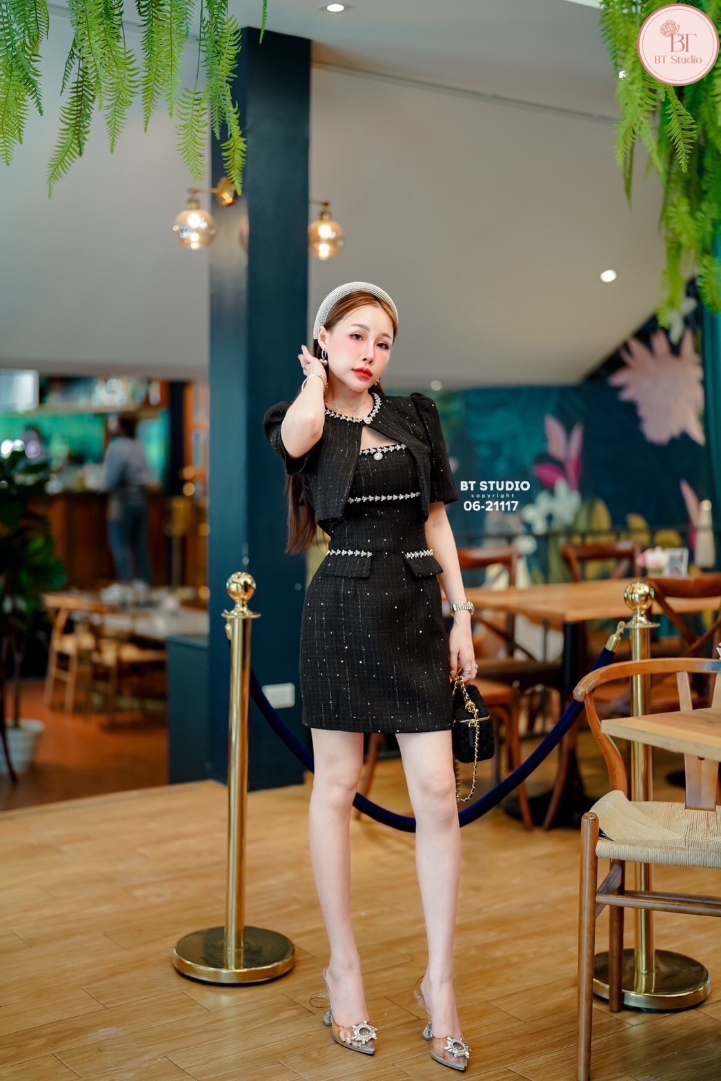 TAG : BT studio DETAIL : เซท 2 ชิ้น เดรสสั้นเกาะอกเนื้อผ้าทวิสต์ทอลายแน่น ๆ มีแซมกริตเตอร์ ขอบอกและใต้อกเย็บเพชรเรียงแถว กลางอกแต่งเพชรลายดอกไม้ อกเสริมฟองน้ำ ซิปหลัง แมทซ์กับเสื้อคลุมแขนสั้นแต่งขอบช่วงคอเป็นเพชรเรียงแถว งานสวยเนื้อผ้าดี คัตติ๊งสวยมีซับใน