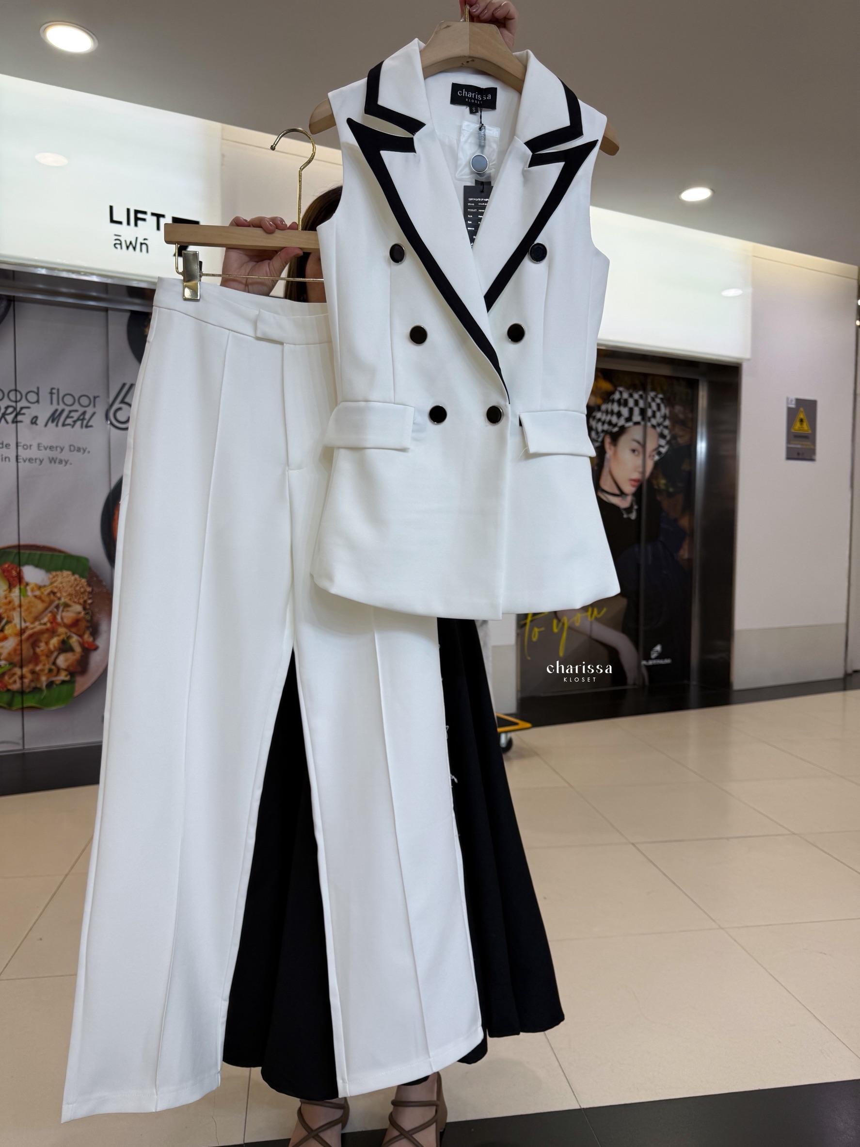 Tag: CHARISSA KLOSET 📌เซ็ท 3 ชิ้น: เสื้อแขนกุด+กางเกง+เข็มขัด ชุดเซ็ตกางเกงและเสื้อกั๊กสูททรงเท่ ทรงสวย เข้ารูปพอดีตัว เนื้อผ้าพรีเมียม ใส่สบาย ยับยาก เพิ่มเสน่ห์ด้วยดีเทลขอบตัดสีตัดกันอย่างมีระดับ 🤎🤍 ดีไซน์ double-breasted เรียบหร