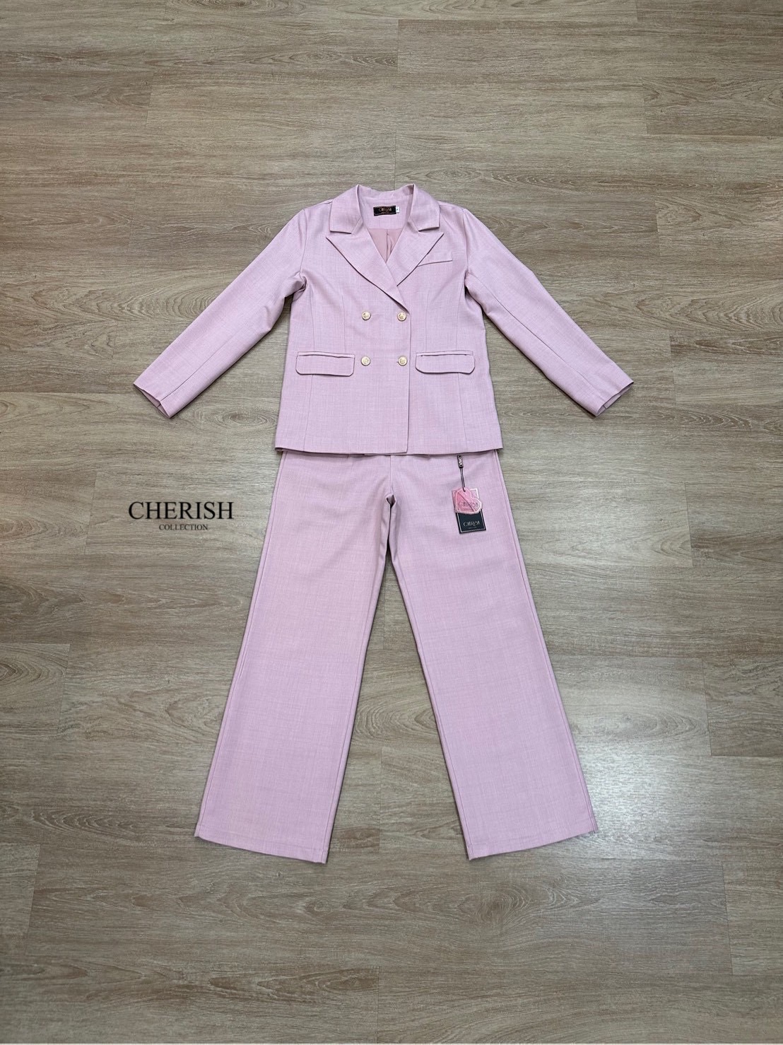 Setsuit เสื้อ+กางเกง ลุค CEO เรียบหรู ดูทันสมัย ทรงสวย ใช้ผ้าดี ใส่สบาย ตัวเสื้อสูทแต่งกระดุมทองมีกระเป๋า พร้อมซับในทั้งตัว มาพร้อมกับกางเกงขากระบอก มีกระเป๋า 2 ข้าง เซตนี้จะใส่ทำงาน หรือออกงานดูดีสุดๆค่ะ