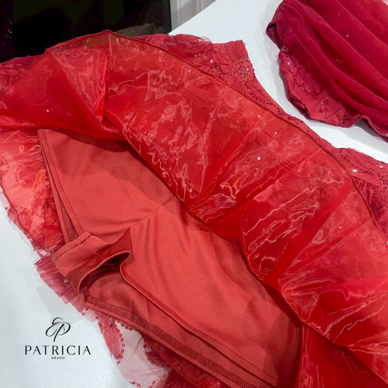 Set 2ชิ้น เสื้อ+กระโปรง🔥 เซ็ทนี้ตัวเสื้อเป็นทรงเกาะอกเข้ารูป ด้านบนจะมีสายถักติดดอกไม้เก๋ๆไว้สำหรับคล้องคอ ใช้ผ้าซีทรูสีแดงและมีซับในด้านในมีฟองน้ำอย่างดี เป็นงานซิปหลัง✨✨ มาคู่กันกับกระโปรงสีแดง ใช้ผ้าลูกไม้เนื้อดี นิ่ม ไม่คัน แลัมี