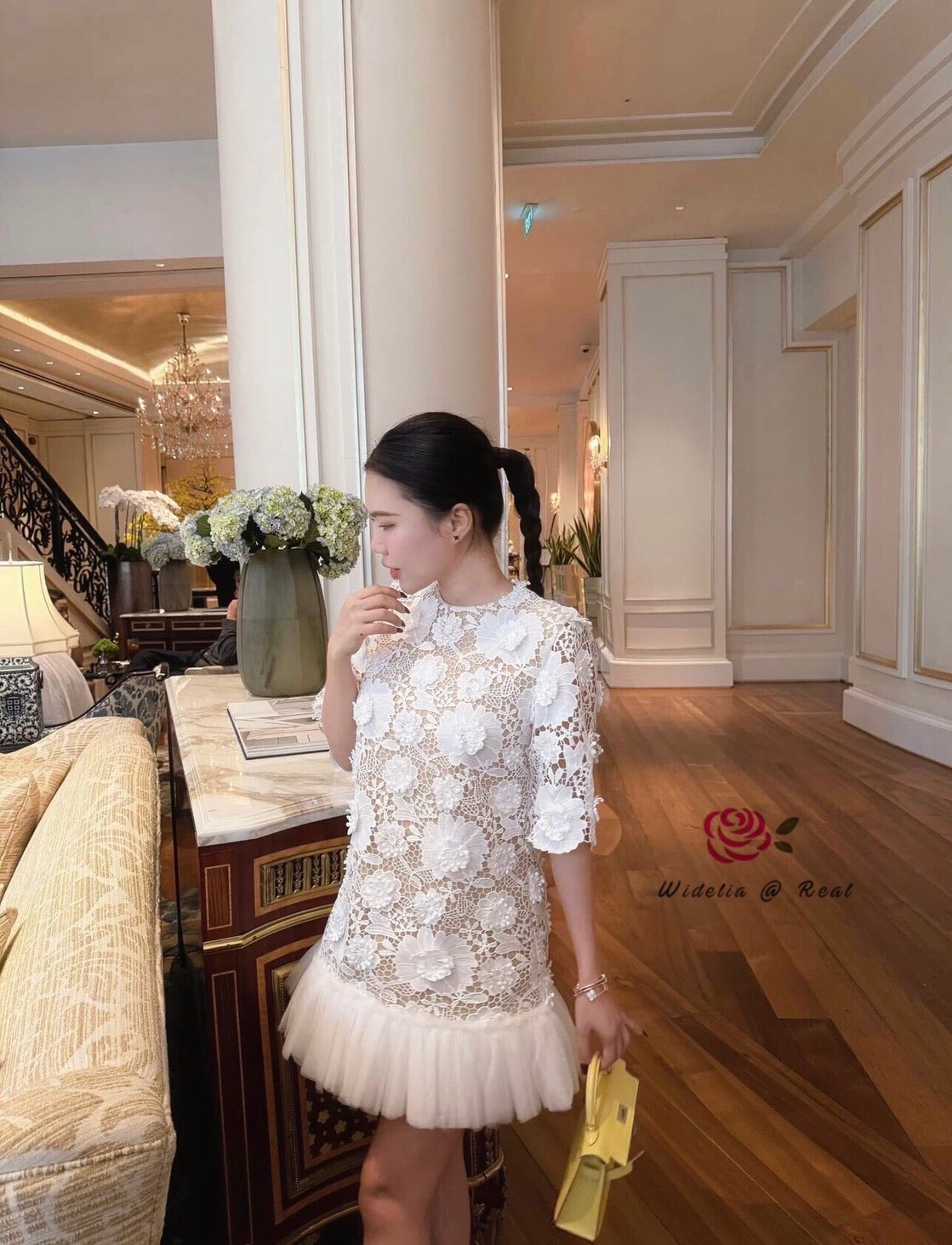 Dress เดรสลูกไม้สีขาว แขนสั้น เนื้อผ้าลูกไม้ป๊อปอัพ ผ้ามีน้ำหนัก ซับในสีครีม ชายเดรสเย็บระบายฟูๆด้วยผ้ามุ้ง งานผ้าอย่างดีค่ะ รุ่นนี้ทรงสวยมาก รับรองใส่ออกมาไม่ผิดหวังการันตีให้เลย บอกเลยห้ามพลาดเด็ดขาด งานดีงานสวยแน่นอน