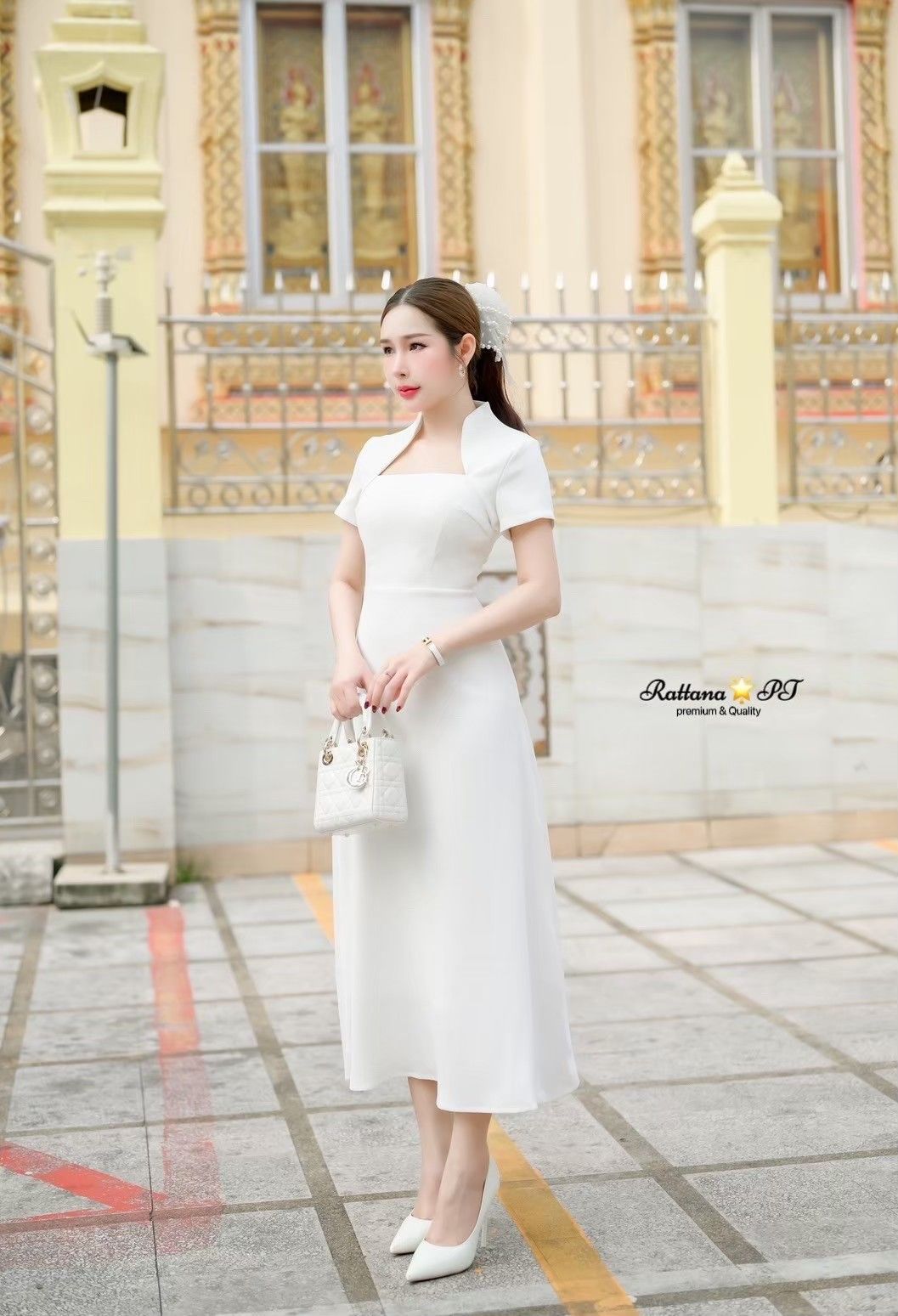 ชุดเดรสยาวสีขาวทรงสวยมาก สวยหรูดูแพง หน้าอกมีฟองน้ำ ชุดมีซับในอย่างดี ชุดมีซิบด้านหลัง ใส่ทำบุญ ออกงาน ใส่ได้บ่อย ห้ามพลาดเลยคร้า ของสวยหมดไวนะคะ จัดด่วน