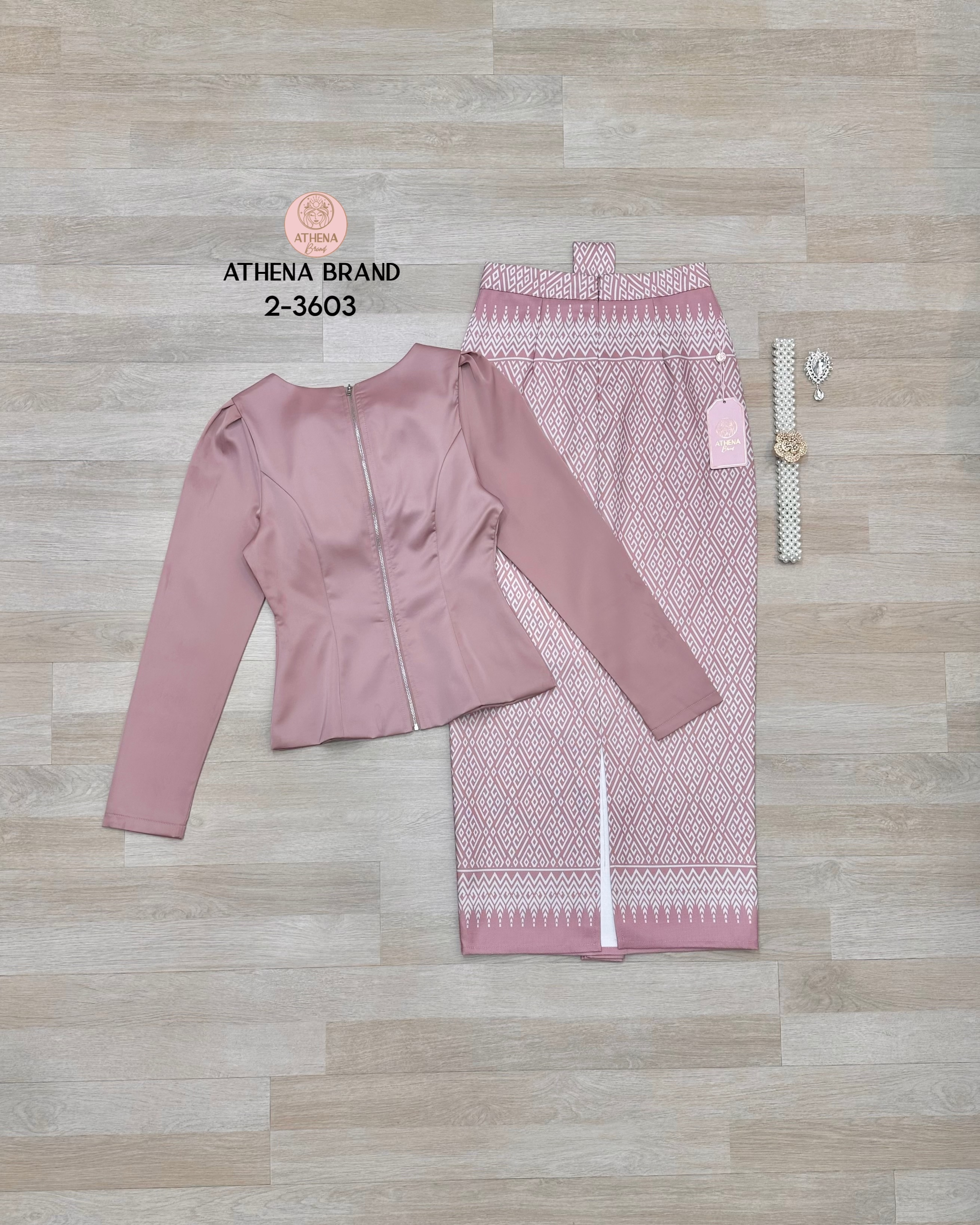 Tag 🔖 :Athena (อธีน่า) Brand Detail :: เสื้อ+กระโปรง+เข็มขัด+เข็มกลัด Set 4 ชิ้นสุดคุ้ม! เสื้อแขนยาวหน้าอกเสริมฟองน้ำจัดทรงสวย ตกแต่งเข็มกลัดเพชร(สามารถถอดออกได้) แมตช์มาคู่กับกระโปรงพิมพ์ลายแต่งทบคล้ายงานผ้าถุงสำเร็จ ชายกระโปรงด้านหลังผ่า เนื้อผ้