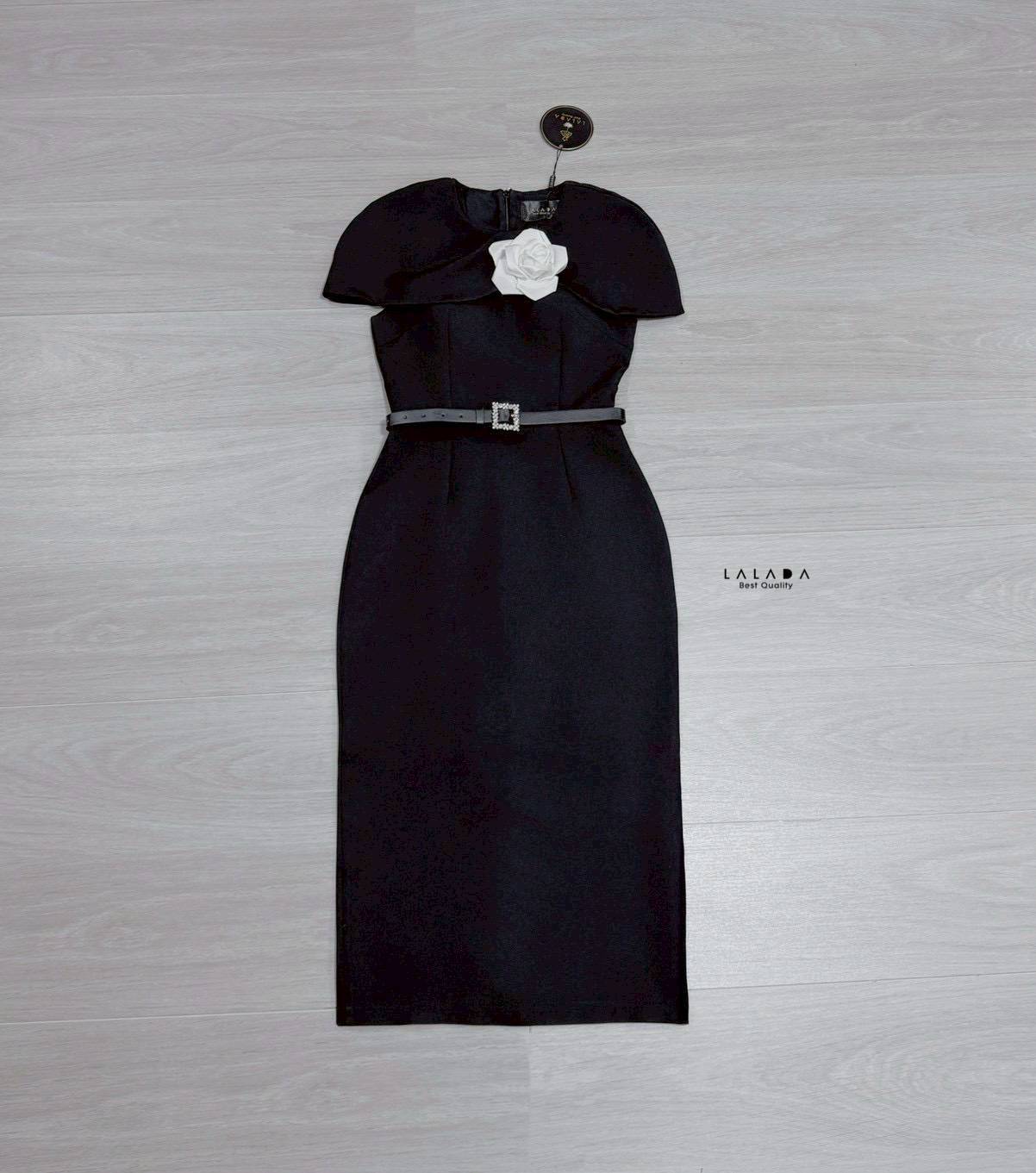 set 3 ชิ้น เดรสทรงพอดีตัว เรียบหรู สวยแพงงงมากค่ะ คอปกสวยหรู ช่วงอกเสริมฟองน้ำเพิ่มความมั่นใจ ตัดเย็บอย่างดี การันตีงานคุณภาพ +เข็ดกลัดดอกไม้ และแถมเข็มขัด สวยหรู สวยแพง