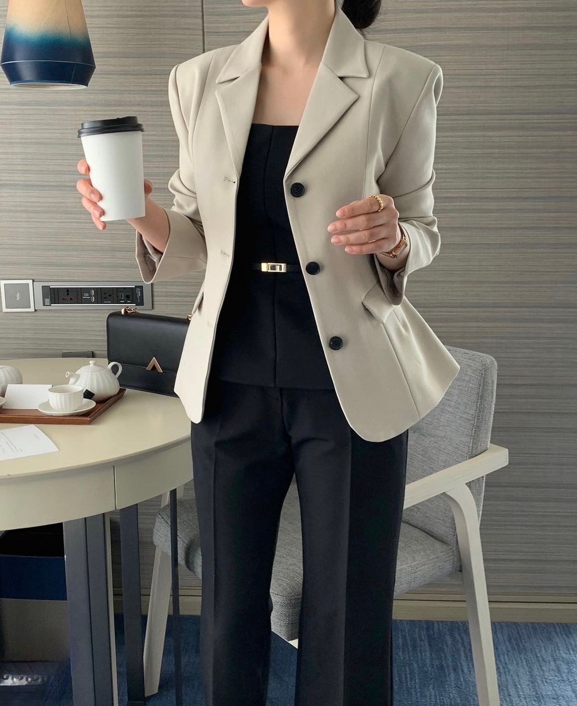 SET. 4pieces เสื้อสูทสีสวย ไหล่มีฟองน้ำเพื่อทรงสวย ซับในงานสูทแท้อย่างดีทั้งตัว กระดุมหน้าและ กระเป๋าใช้งานได้จริง +++มาคู่กับ เสื้อตัวใน แมชกันได้ลงตัว อกเสริมฟองน้ำเพื่อทรงสวย มีซับใน มีซิปหลัง +++มาพร้อมกางเกงขายาว ที่แมชกันได้อย่างลงตัว มีซับใน มีซิปห