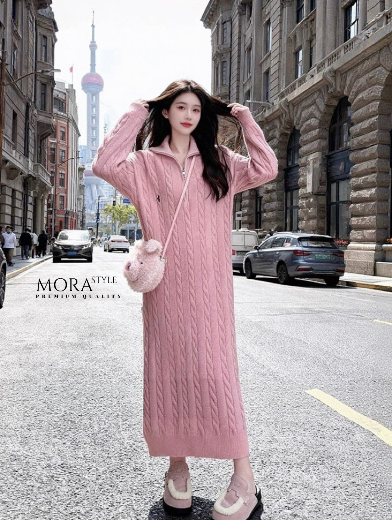 เดรสไหมพรหมแขนยาว คอเต่า เนื้อผ้านุ่มใส่สบาย ปักโลโก้ด้านหน้า มีซิปรูด เป็นอีกหนึ่งคอลเลคชั่นแนะนำสำหรับหนาวนี้เลยค่าา