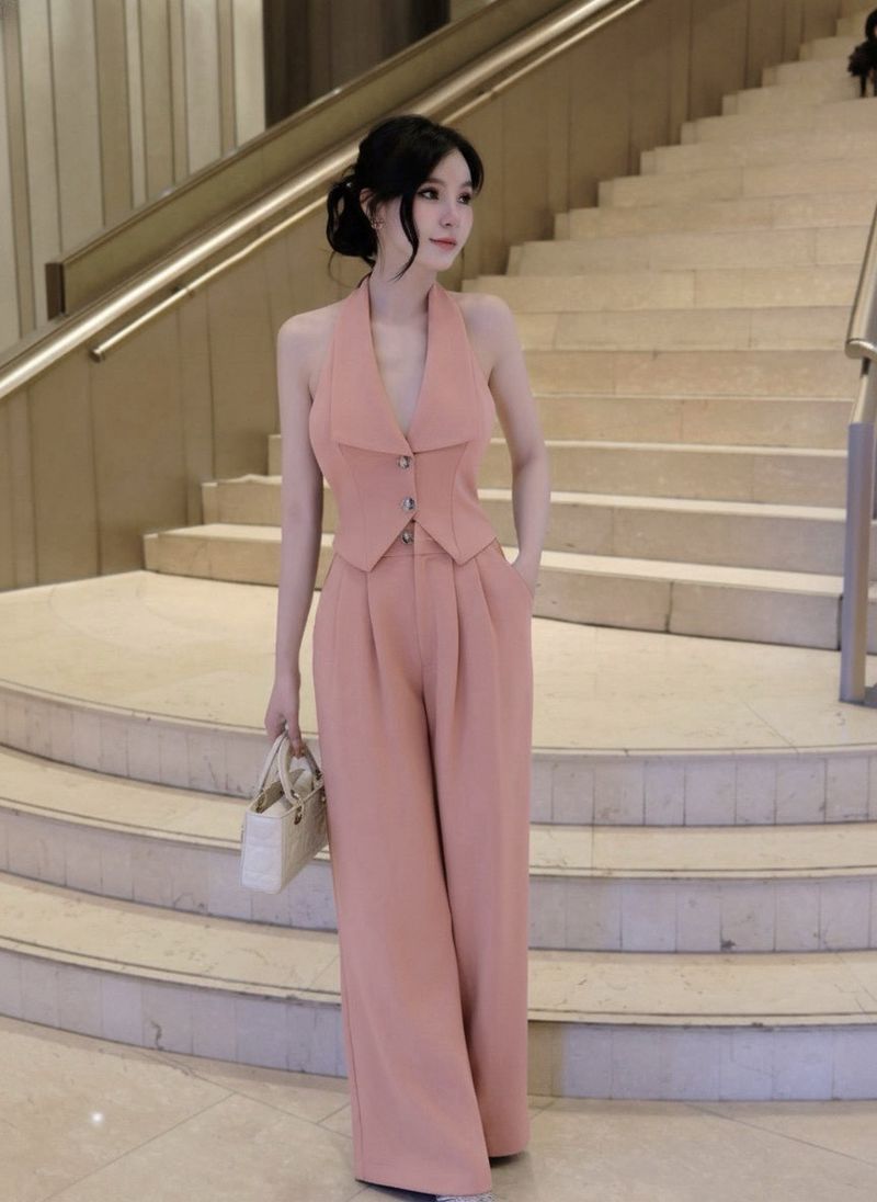 👗👗Detail : Set 2 ชิ้นสีนู๊ดทั้งชุด ตัวเสื้อคล้องคอ ทรงเข้ารูปมีกระดุมหน้า 2เม็ด ใช้งานได้จริง ด้านหลังเว้าทรงสวย มาพร้อมกับกางเกงขายาวทรงกระบอกใหญ่ดีเทลจับจับด้านหน้าให้ดูมีมิติ กระดุมและซิปหน้า มีกระเป๋า2ข้าง