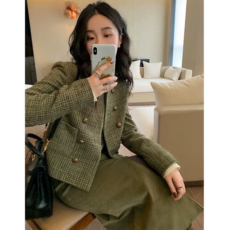 Blazer ผ้าทวิตทอเลื่อม แต่งกระดุมทอง กระเป๋าล้วงได้จริง มีฟองน้ำเสริมบ่า เนื้อผ้าดี งานมีซับในสวย TAG : 🇰🇷🇰🇷