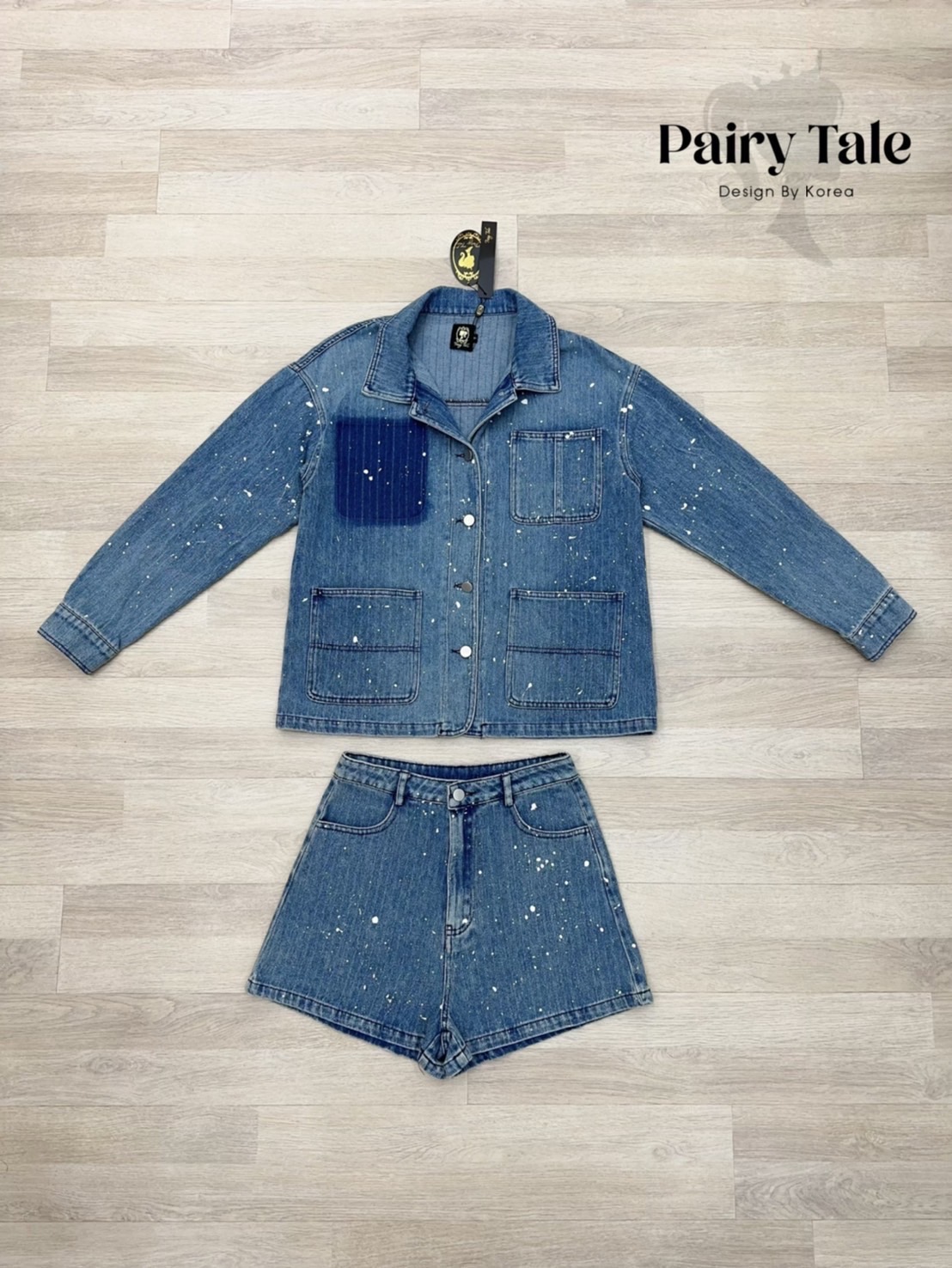 Set เสื้อยีนเบลเซอร์ยีนแขนยาว กระเป๋าหน้า3 เป๋าจุกๆ มีฟอกสีเข้มเป็นกระเป๋าหลอกดูเก๋มาก แมตกางเกงขาสั้นเข้าเซ็ตให้ด้วยย ใช้ผ้ายีนลายทางฟอกเข้มอ่อน และทำสีสะบัดๆ เท่มากก ใส่แล้วลุคนี้ดูเป็นสายแฟมากค้า ที่สำคัญจับแมตได้หลายลุค ตัวแม่ห้ามพลาดเลยย #251356