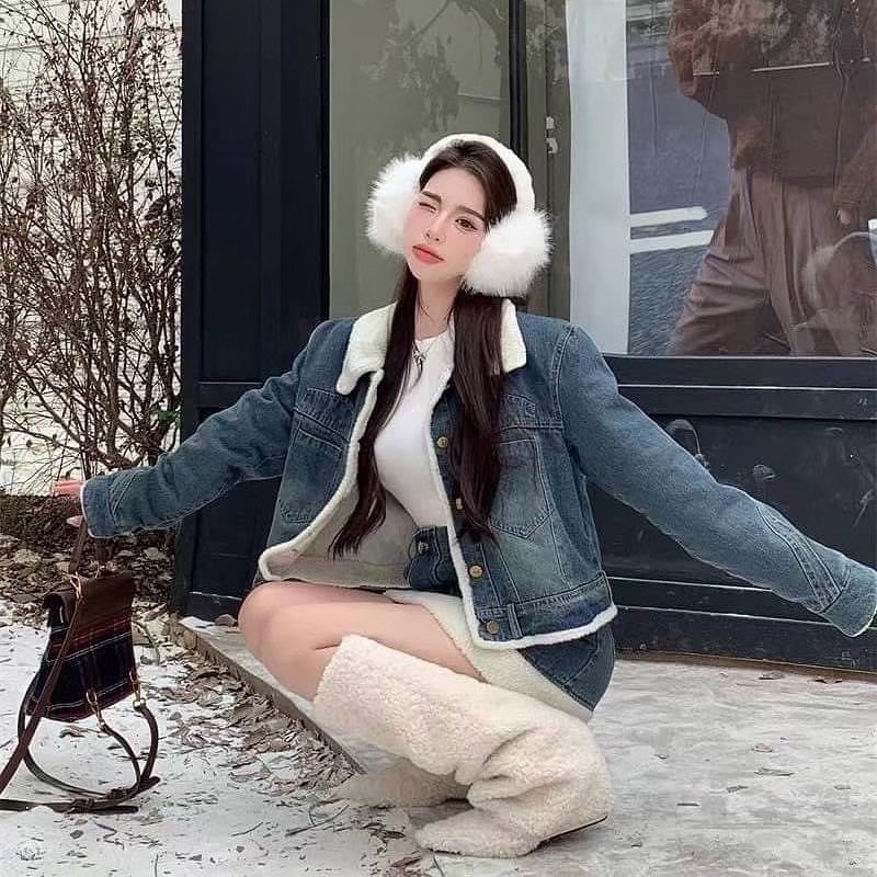 เซ็ตเสื้อแจ็กเก็ตยีนส์สีเข้มแขนยาวแต่งคอปกขนปุยสีขาวขนปุย มาคู่กับกระโปรงสอบตัวสั้นแต่งขนปุยสีขาว ราคานี้มือต้องไวเลยค่า รุ่นนี้ใส่สวย เนื้อผ้าดีมากกกกกกก ห้ามพลาดเลยค่า