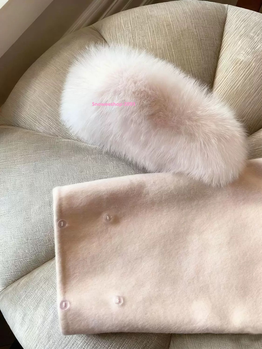 ผ้านุ่มนิ่มมาก ใส่สบายไม่คัน โค้ทขนเฟอร์ตัวนี้คือ ของมันต้องมี สำหรับทริปหน้าหนาว ซับในหนา อบอุ่นจริง ใส่เที่ยวยุโรป เกาหลี ญี่ปุ่น เอาอยู่ มีให้เลือก 4 สีแบบผู้ดีทุกสี