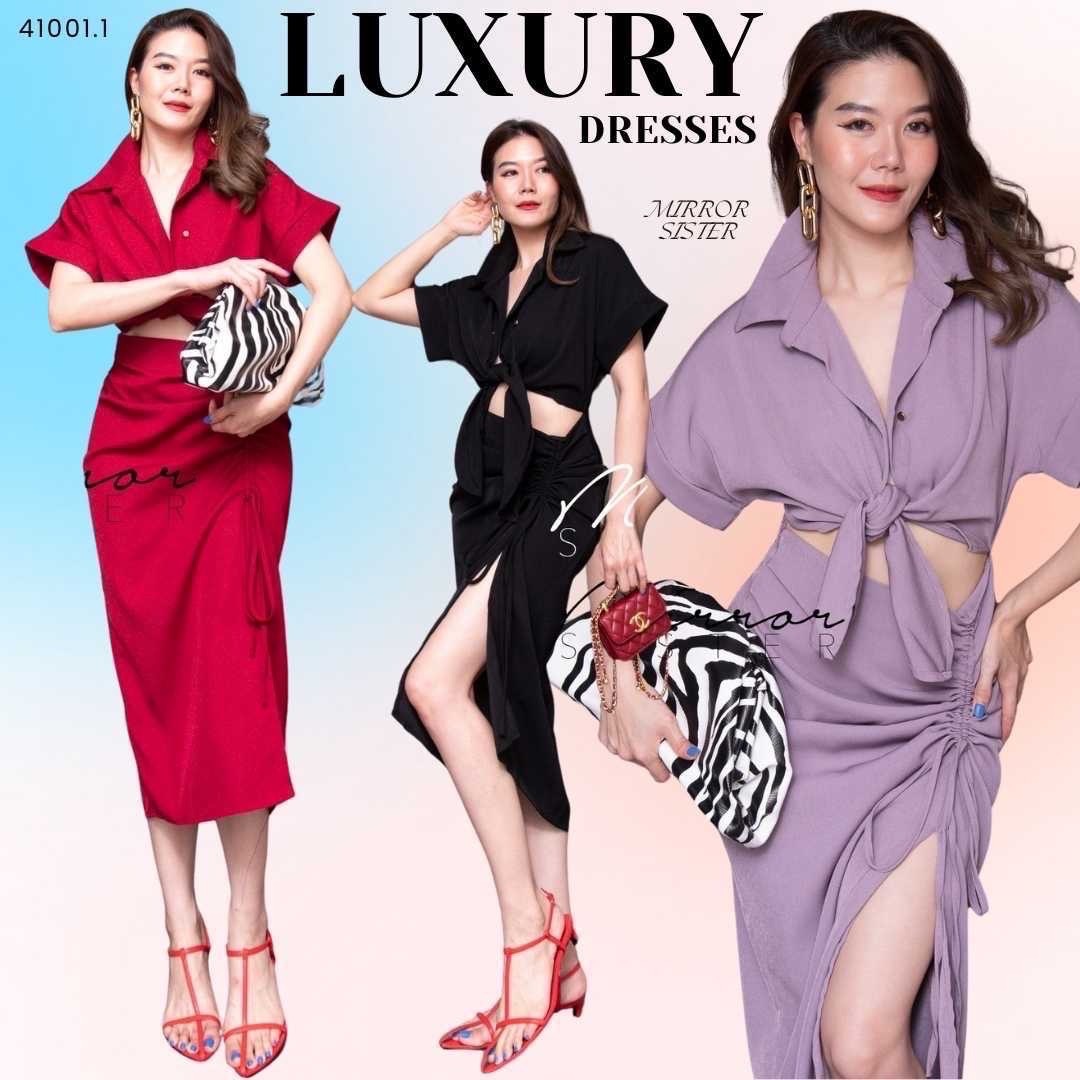 เดรสดีไซน์เก๋เหมือนใส่เสื้อเชิ้ตผูกเอวคูู่่กับกระโปรง แต่จริงๆแล้วเป็นชุดติดกัน ช่วงบนเป็นเชิ้ตแขนสั้น มีกระดุมผ่าหน้าเปิดปิดได้ ช่วงล่างเป็นกระโปรงทรงสอบ แต่งรูดขึ้นลงได้ตามสไตล์ที่ชอบ