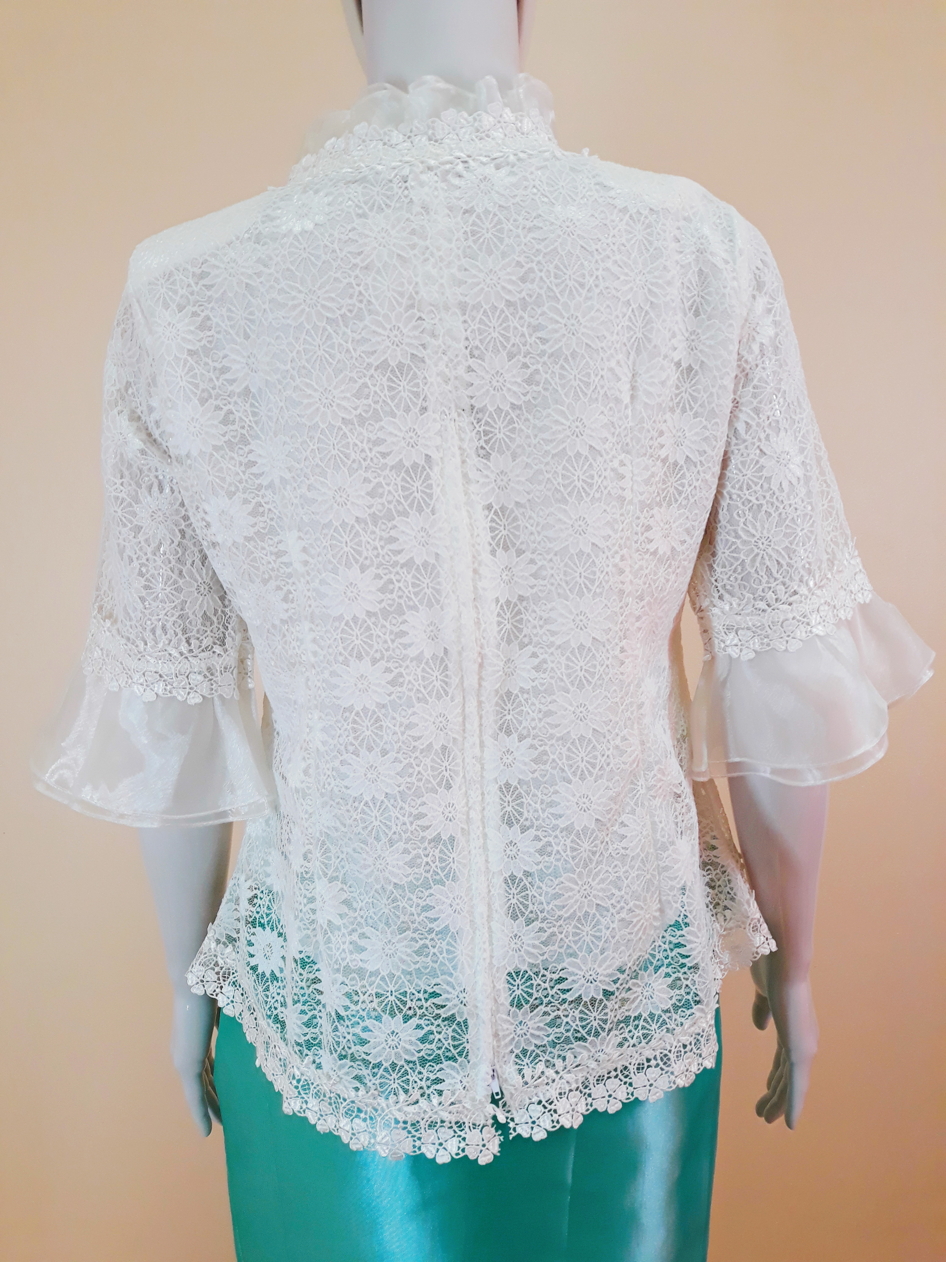 เสื้อลูกไม้ สีขาว สวยหรู ดูดีมีระดับ มีซับในตัว (รอบอก 35-37 นิ้ว/ใส่ได้)