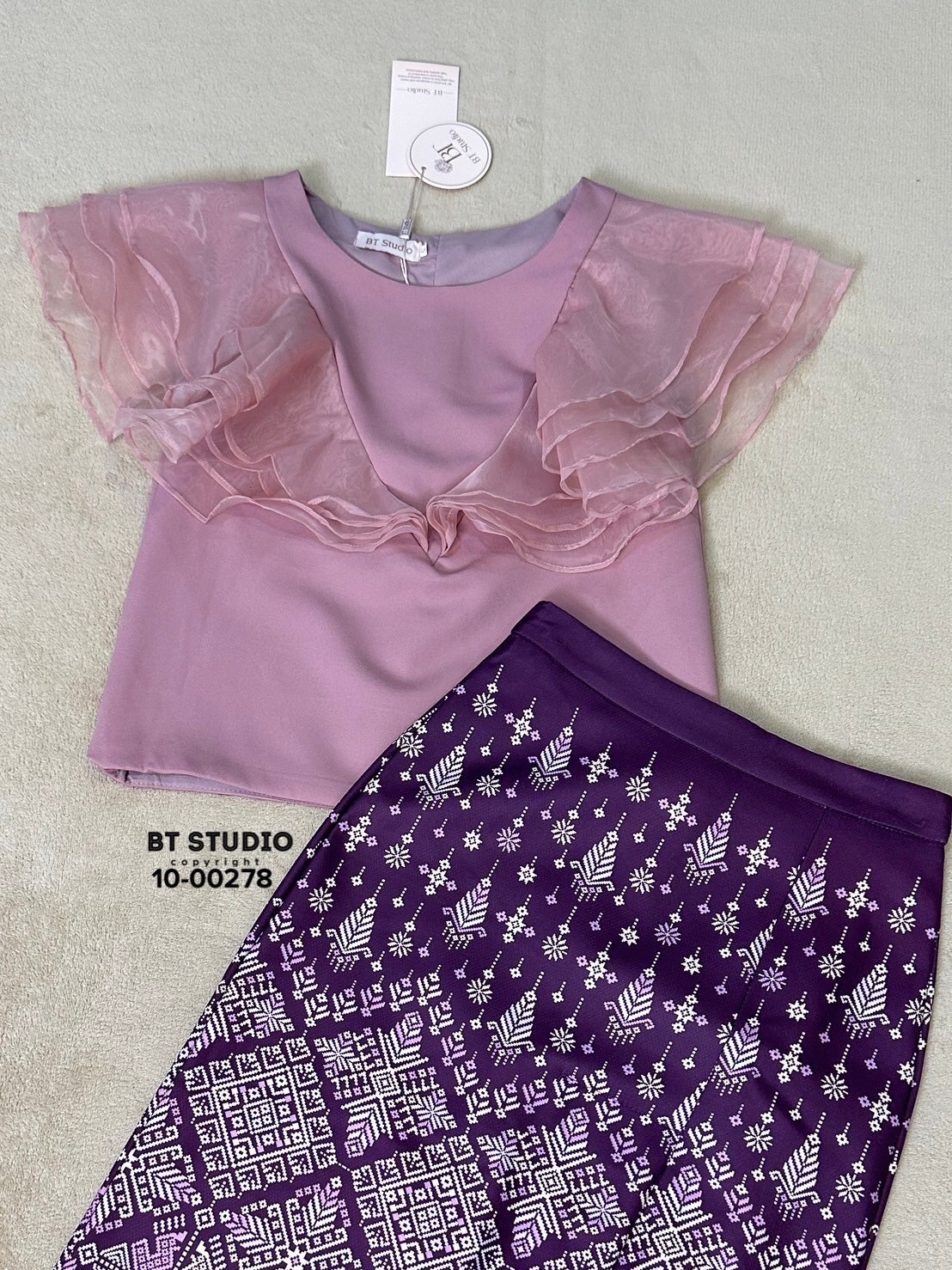 TAG : BT STUDIO DETAIL : เซท 2 ชิ้น เสื้อสีชมพูแขนกุดแต่งระบายช่วงไหล่ไล่ลงมาตรงกลางทั้งด้านหน้าและหลัง ซิปหลังมาพร้อมกระโปรงผ้าถุงประยุกต์พิมพ์ลายสีม่วง งานสวยเนื้อผ้าดีคัตติ๊งสวยมีซับในค่ะ