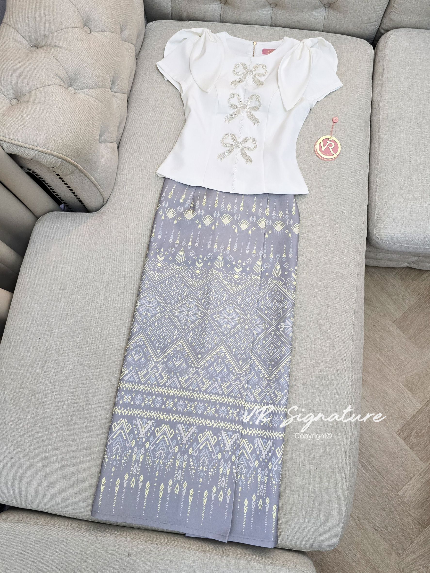 Set เสื้อแขนสั้นแต่งโบว์ ด้านหน้าแต่งโบว์ปักเลื่อมเรียงสวยมากค่ะ มีฟองน้ำจัดทรงให้ด้วยค่ะ ชายเสื้อบานเล็กน้อย แมทช์กับกระโปรงยาวทรงพับจีบทบด้านข้าง เนื้อผ้าพิมพ์ลายไทย มี texture สวยมากค่ะ มีซับใน สามารถใส่แยกกับชุดอื่นได้อีกเยอะเลยค่ะ ต้องจัดนะค่