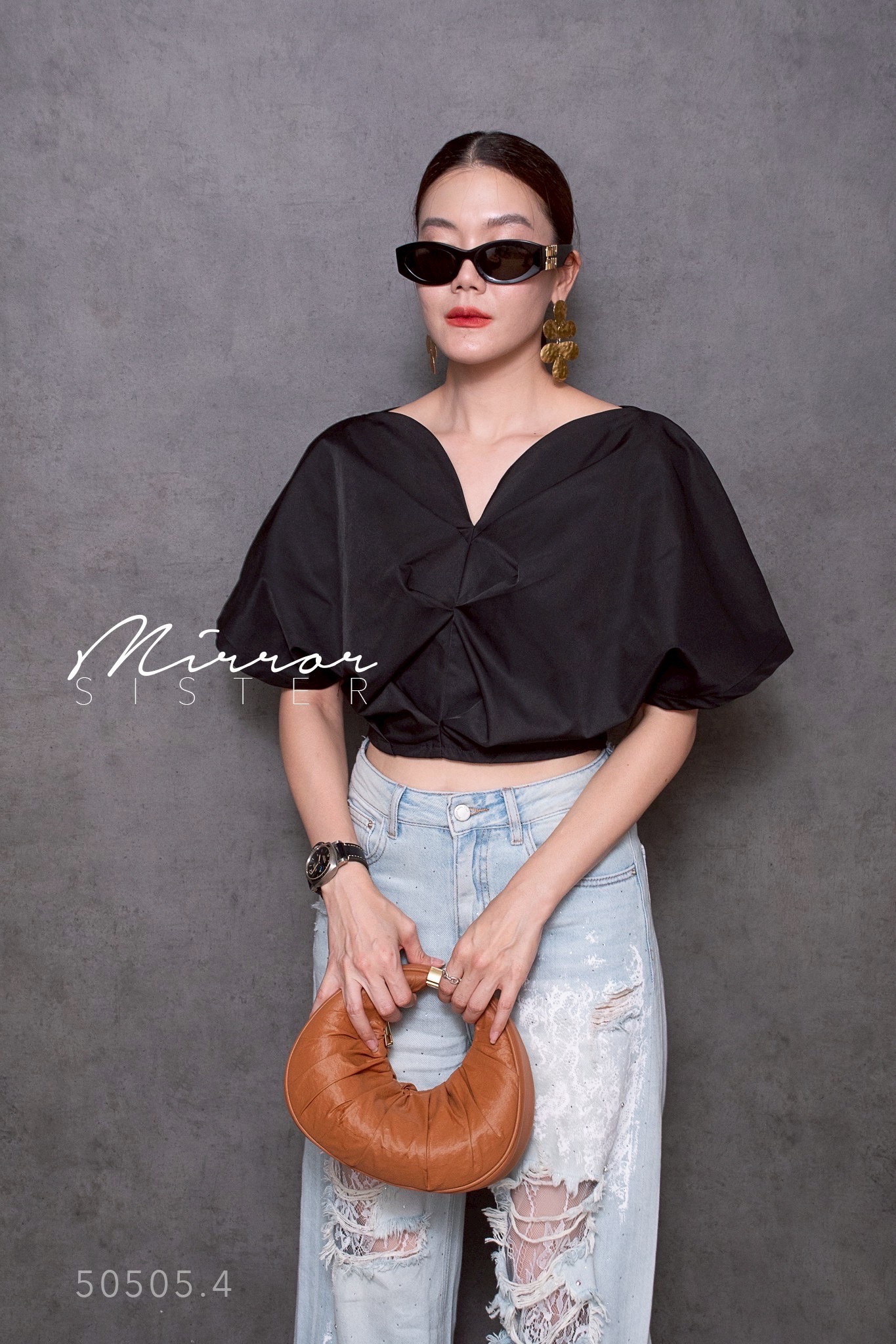 MiRRoRSiSTER's MiiM M. BLoUSE•• เสื้อดีไซน์สวย ใครใส่ก็เก๋👍🏻 โดดเด่นสวยจึ้ง ด้านหน้าจับดีเทลย่น ด้านหลังช่วงเอวสม็อคยืดได้อีก ทรงค้างคาวตัวM ช่วงไหล่ไล่ยาวลงมาถึงแขนโค้ง ช่วงคอทั้งด้านหน้าและด้านหลังเป็นคอV ใส่แมชกับอะไรก็เริ่ด เก๋ตะโ